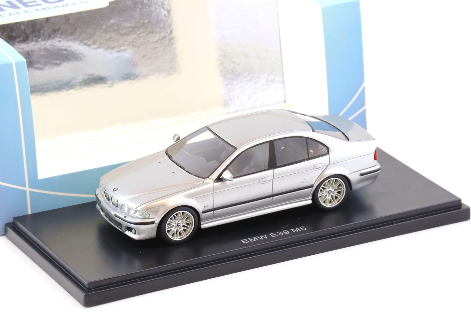 ID 70530 orig 1.jpg 1:43 NEO BMW M5 (E39) Limousine silver metallic NEO49583