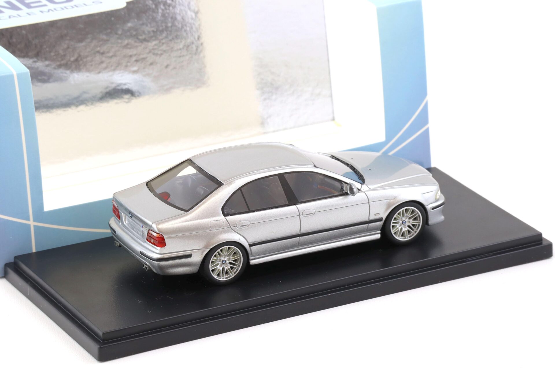 1:43 NEO BMW M5 (E39) Limousine silver metallic NEO49583