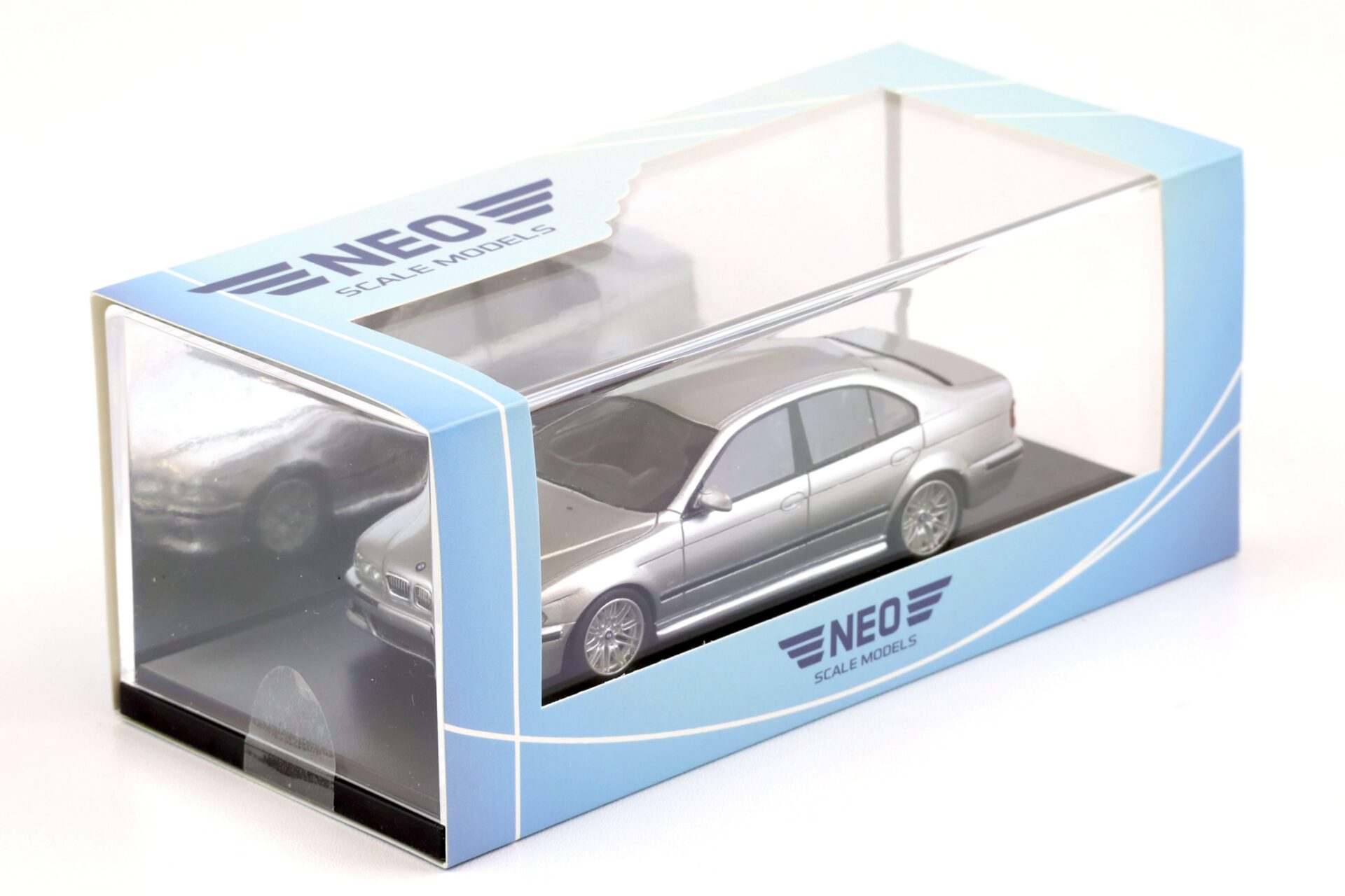 1:43 NEO BMW M5 (E39) Limousine silver metallic NEO49583