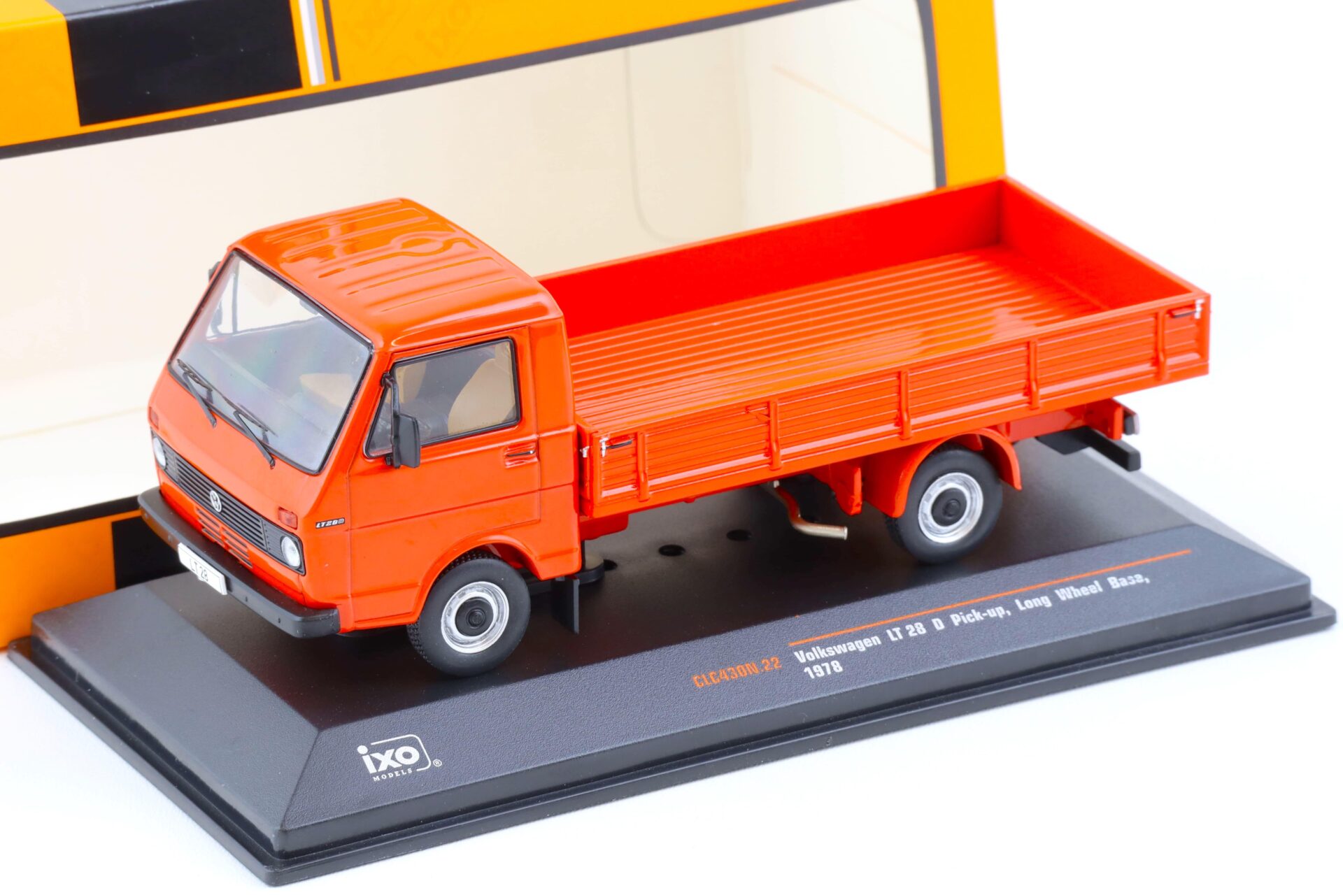 1:43 IXO Volkswagen VW LT 28 D Pritsche Lang 1978 red