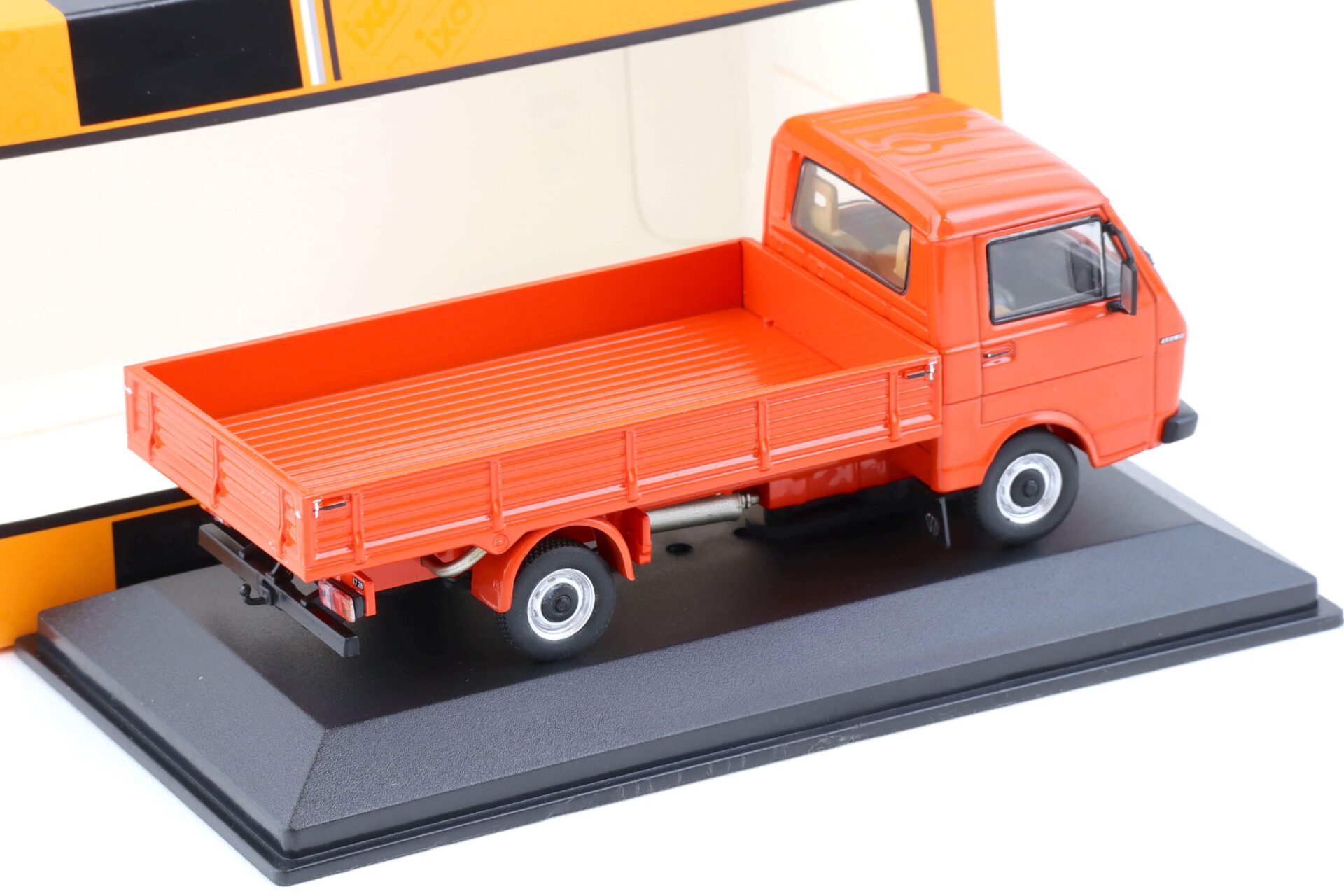 1:43 IXO Volkswagen VW LT 28 D Pritsche Lang 1978 red