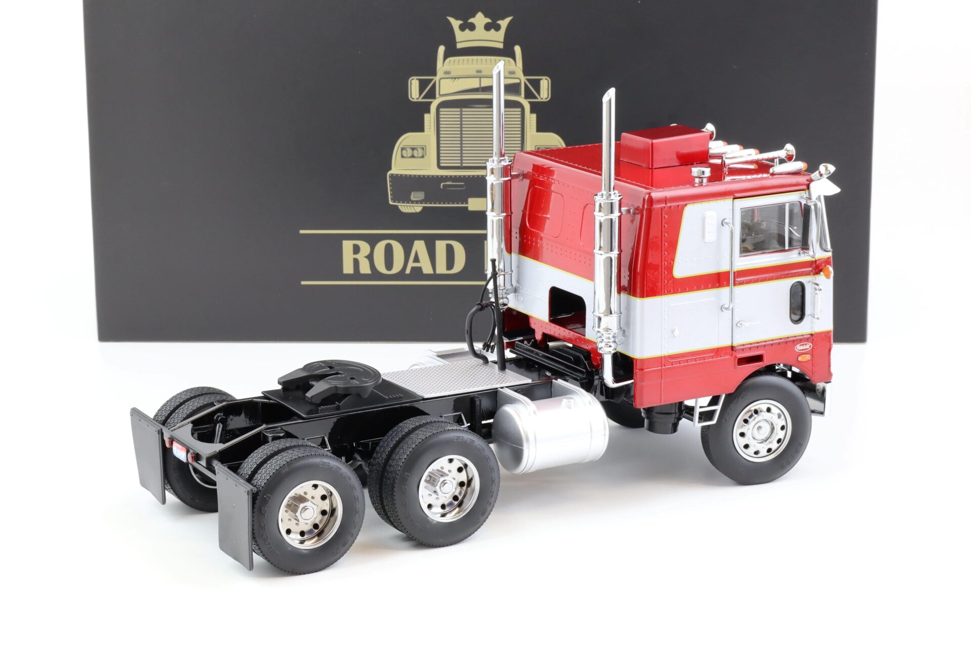 1:18 Road Kings LKW Peterbilt 352 Pacemaker 1977-1979 red/ silver