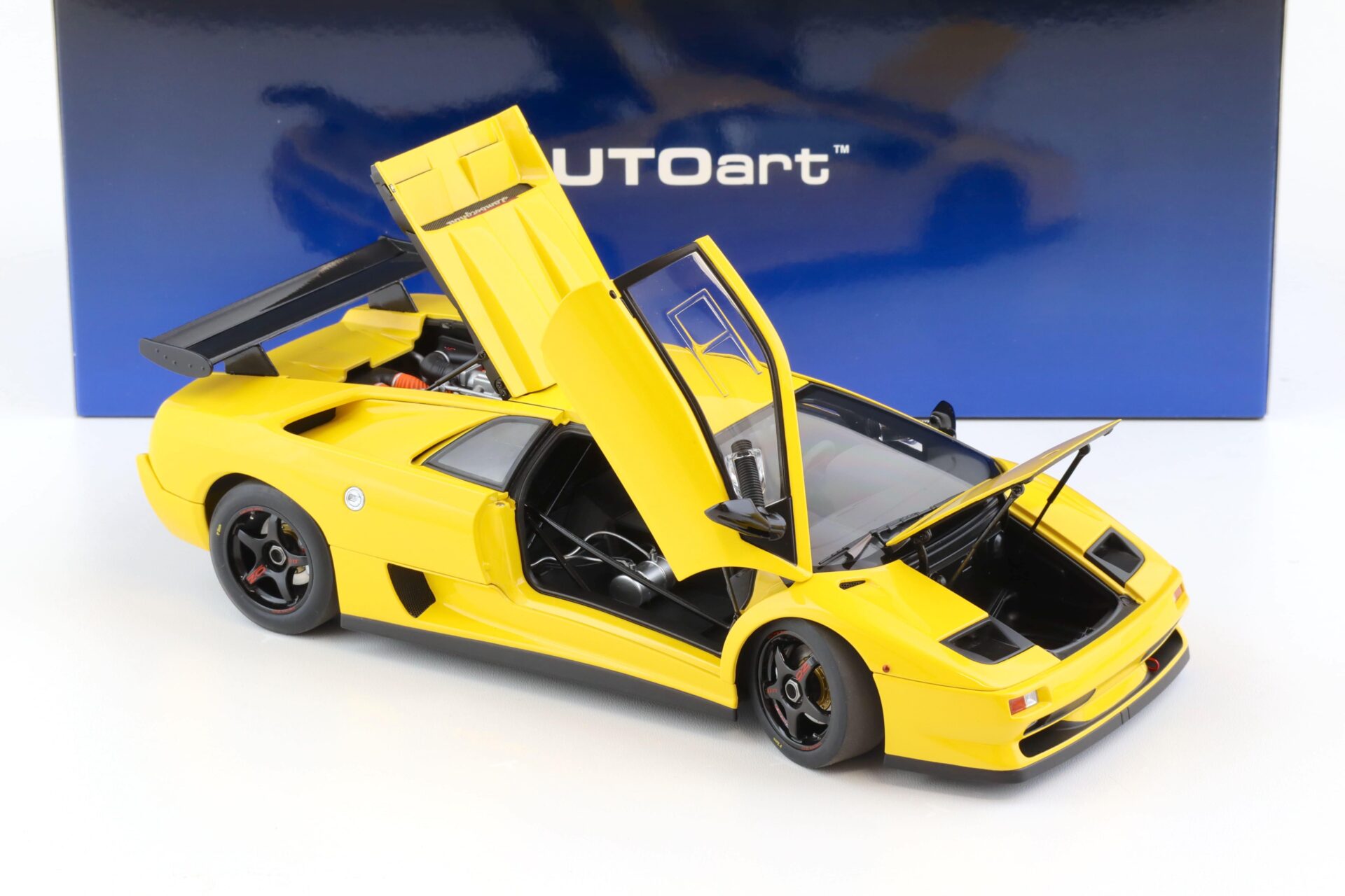 1:18 AUTOart Lamborghini Diablo SV-R 1996 Superfly yellow 79147