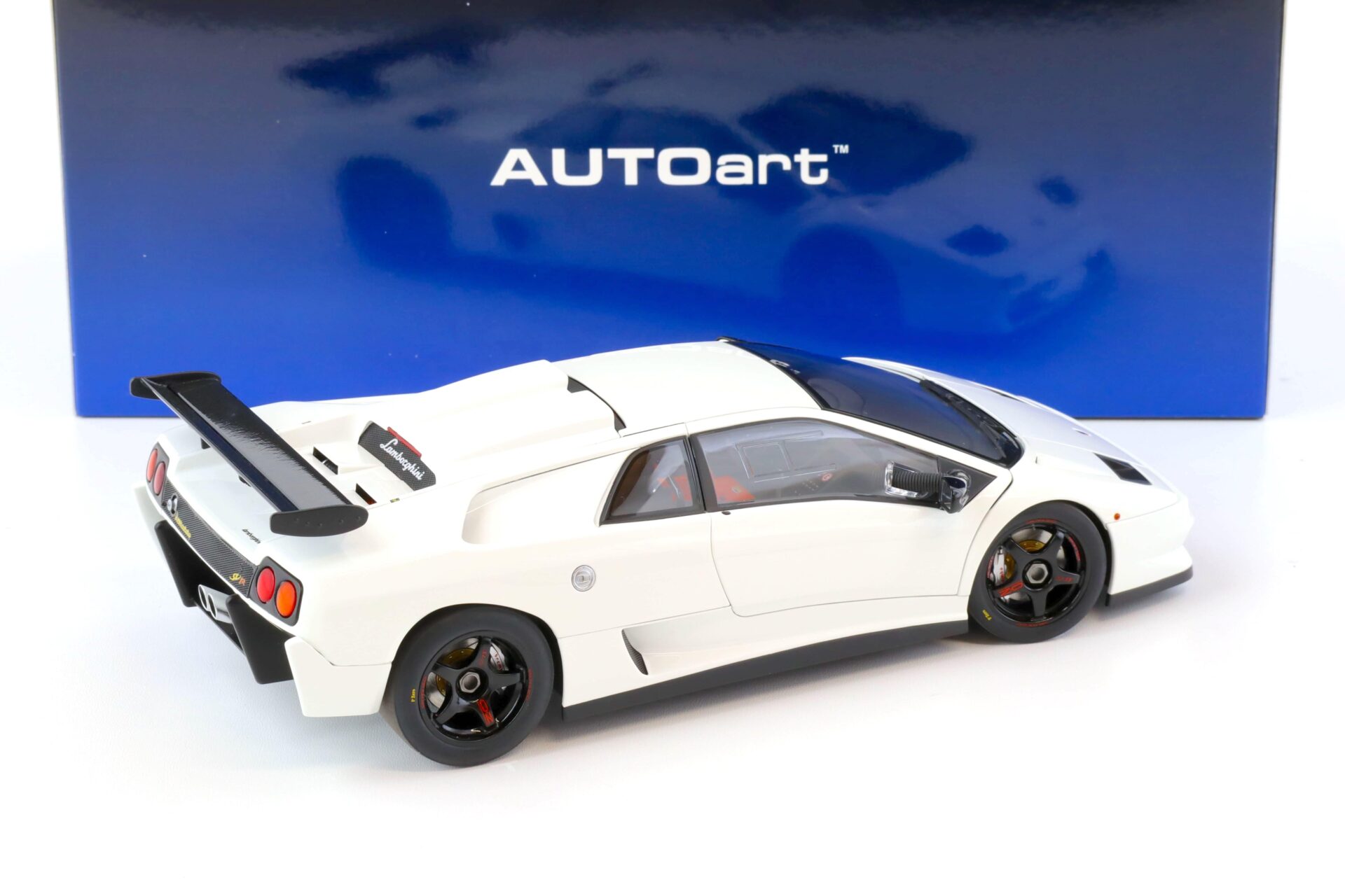 1:18 AUTOart Lamborghini Diablo SV-R 1996 Impact white 79149