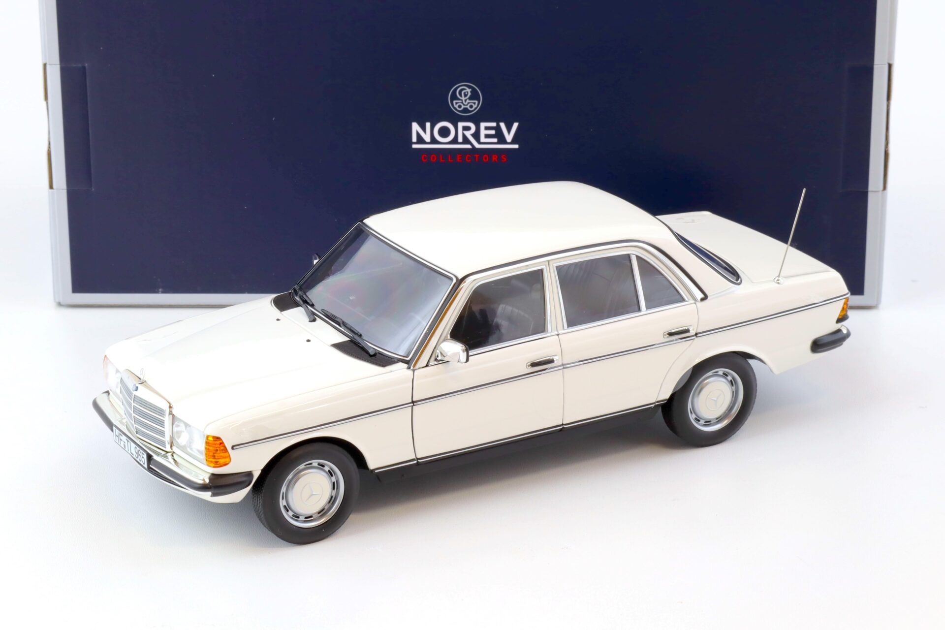 1:18 Norev Mercedes 200 W123 Limousine Classic white 183712
