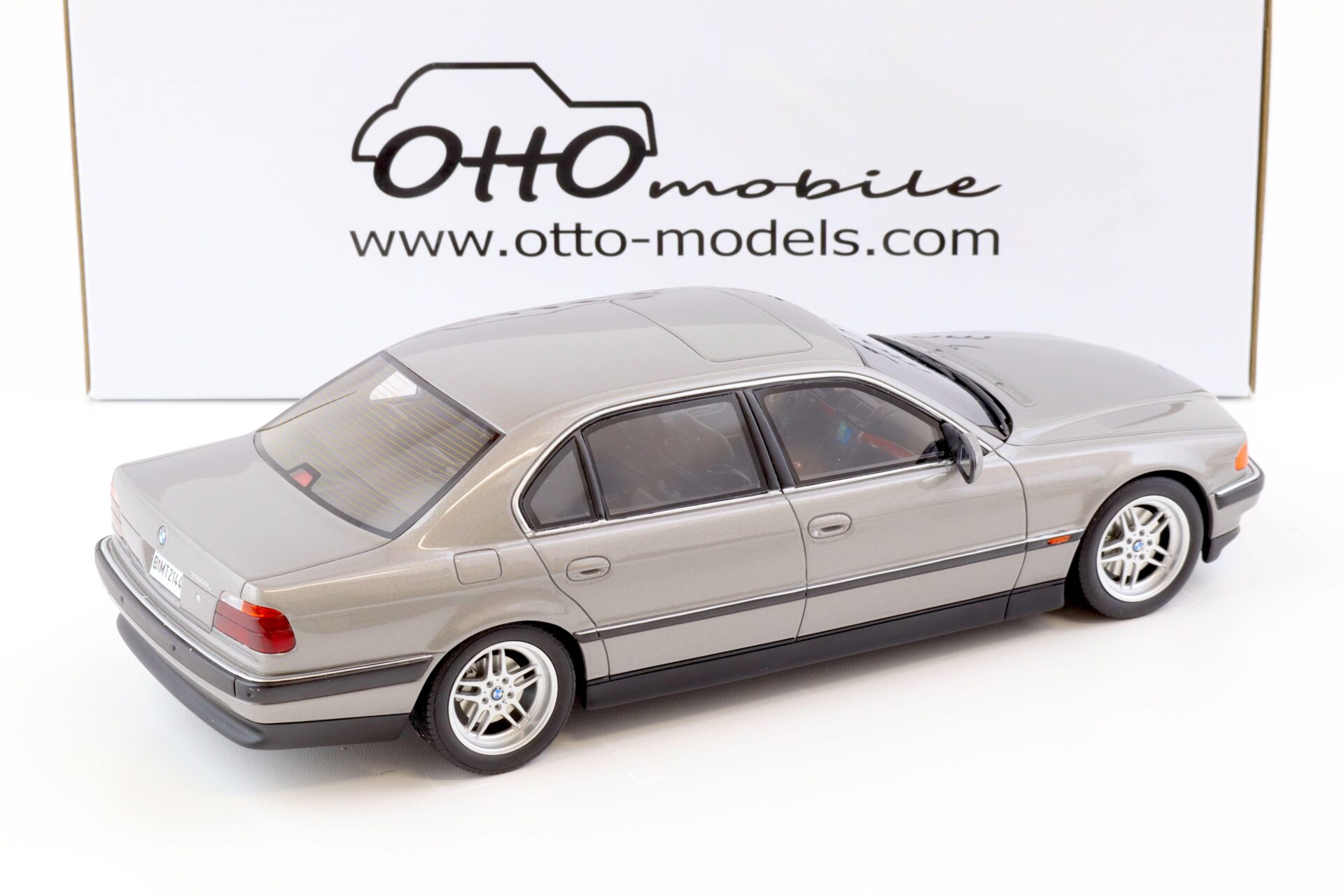 1:18 OTTO mobile OT952 BMW 750IL (E38) Limousine silver-grey 1995