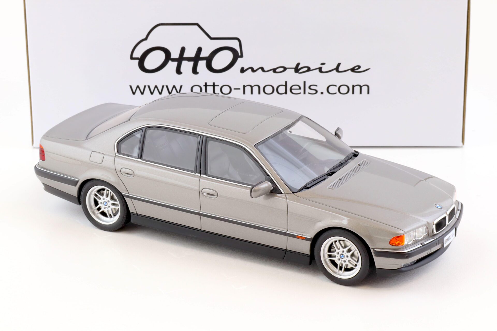 1:18 OTTO mobile OT952 BMW 750IL (E38) Limousine silver-grey 1995