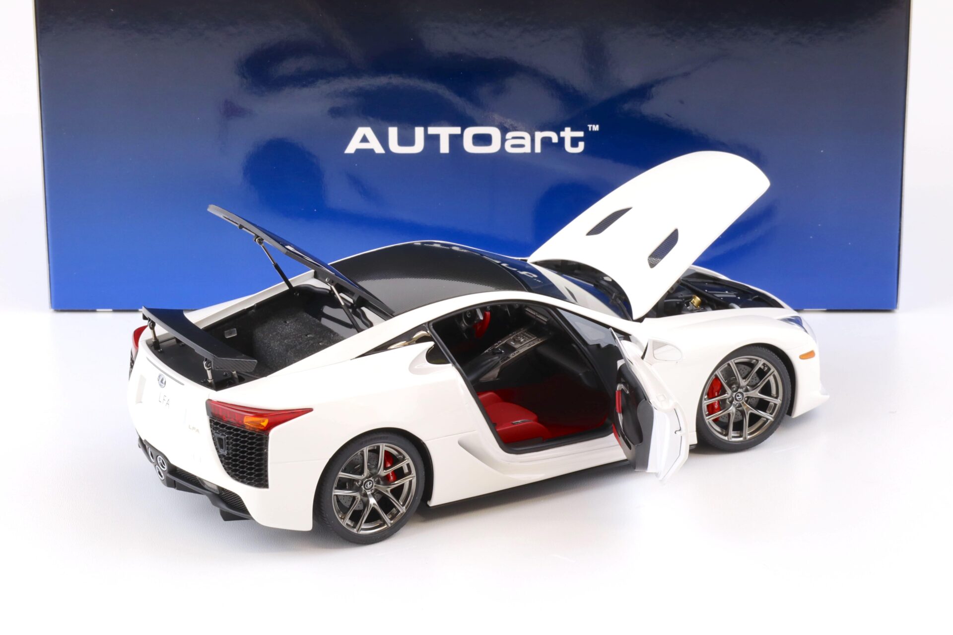 1:18 AUTOart Lexus LFA 2010 whitest white/ Carbon black roof 78851