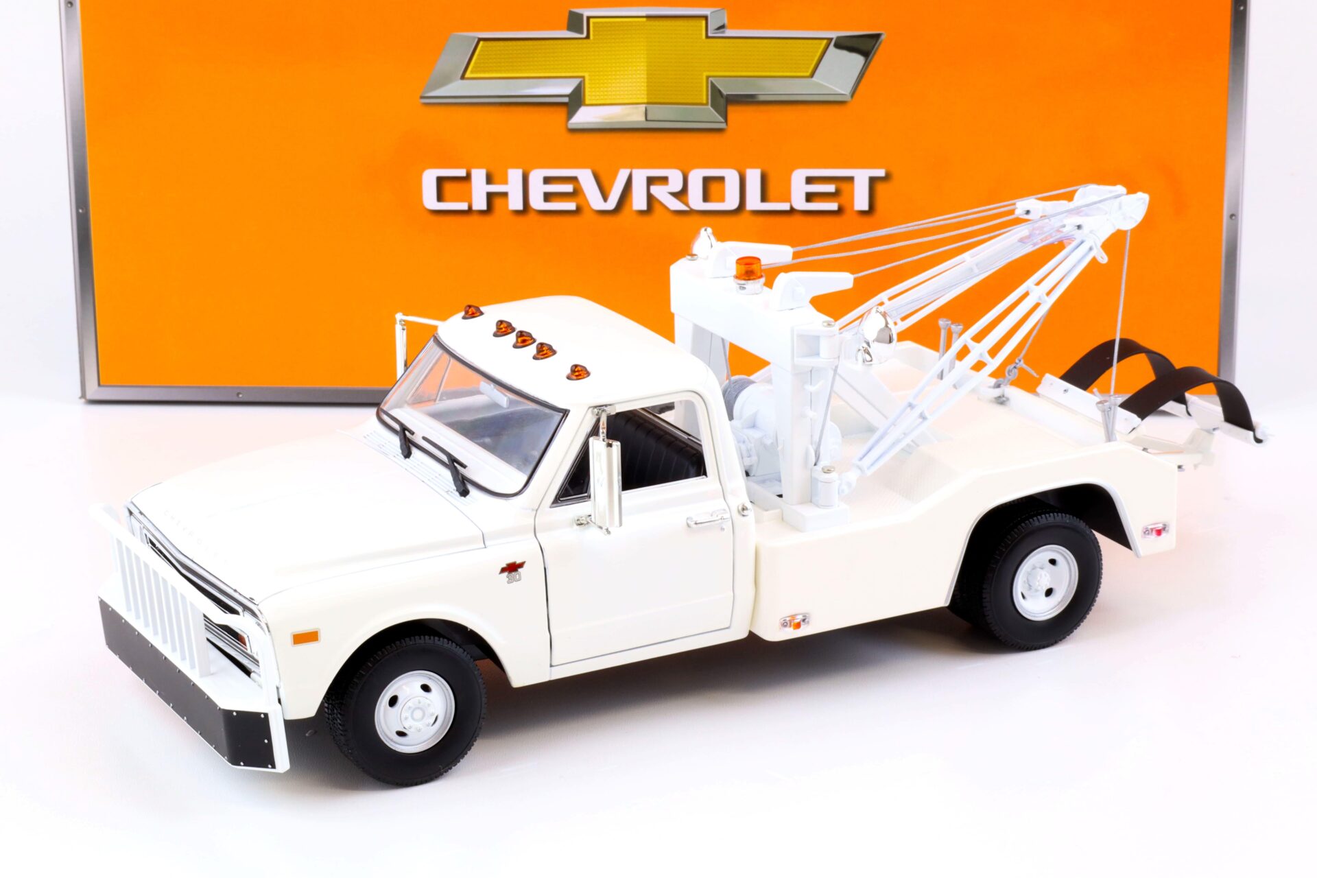 1:18 Greenlight 1968 Chevrolet C-30 Dually Wrecker Abschlepper white