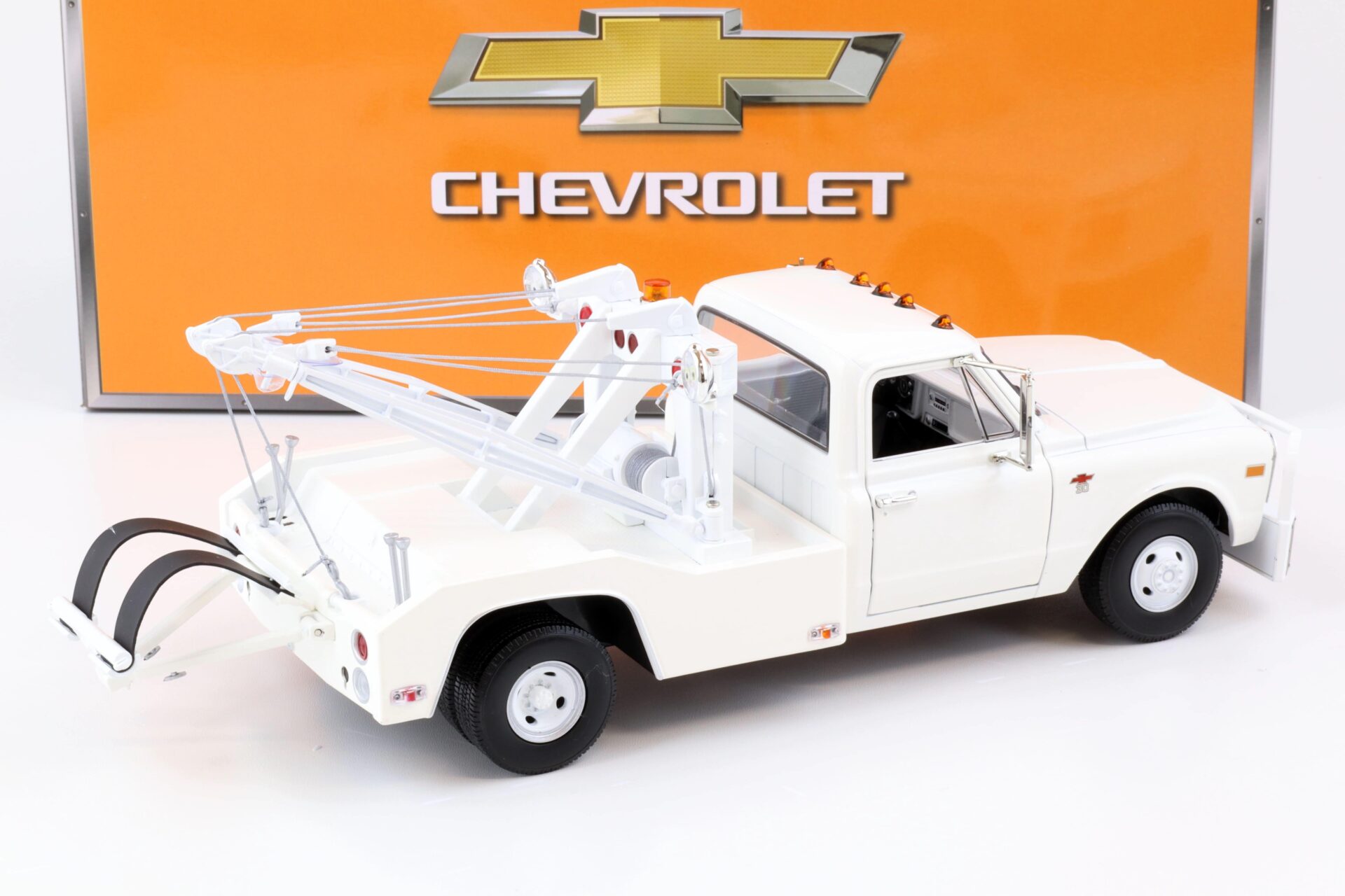 1:18 Greenlight 1968 Chevrolet C-30 Dually Wrecker Abschlepper white