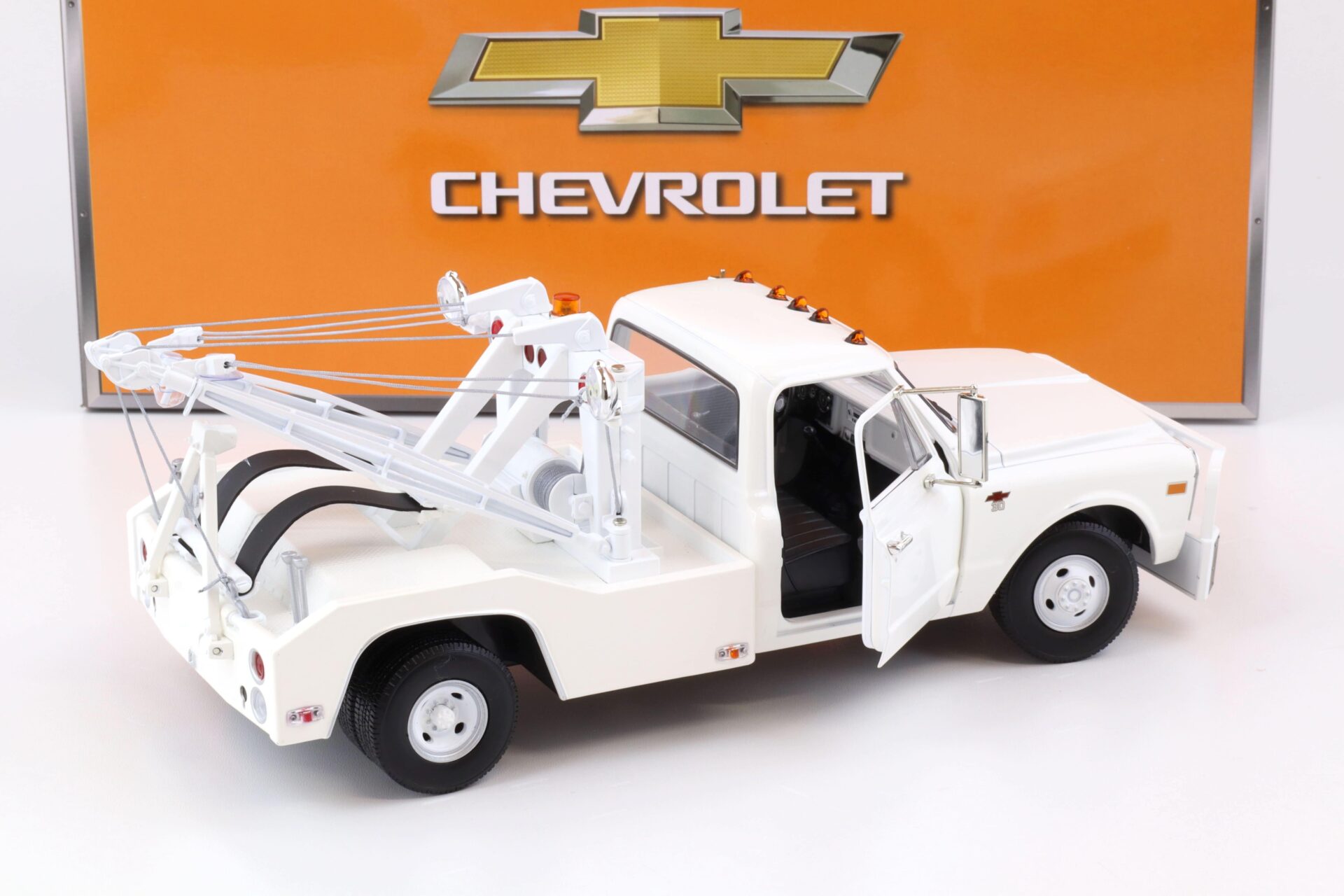 1:18 Greenlight 1968 Chevrolet C-30 Dually Wrecker Abschlepper white