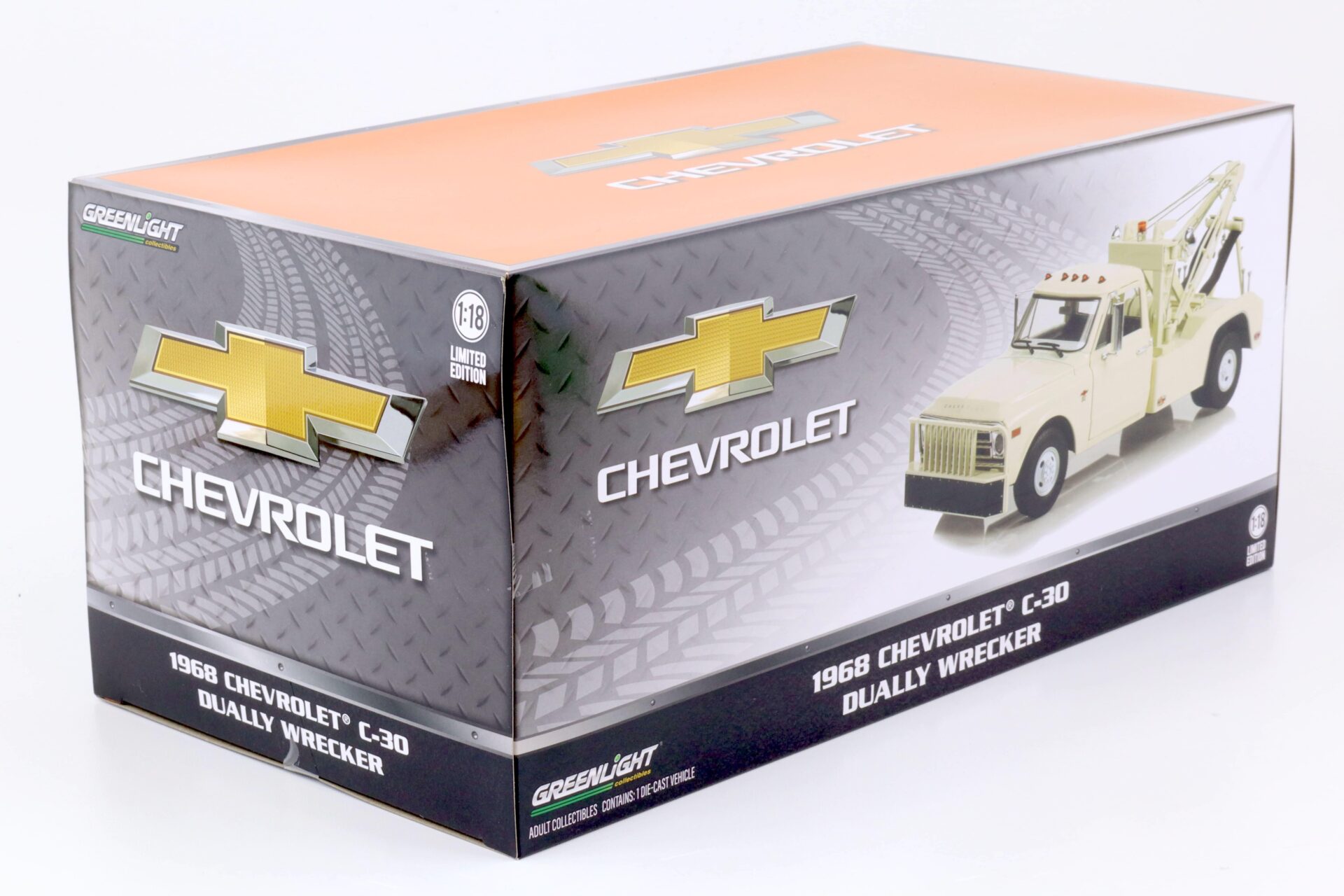 1:18 Greenlight 1968 Chevrolet C-30 Dually Wrecker Abschlepper white