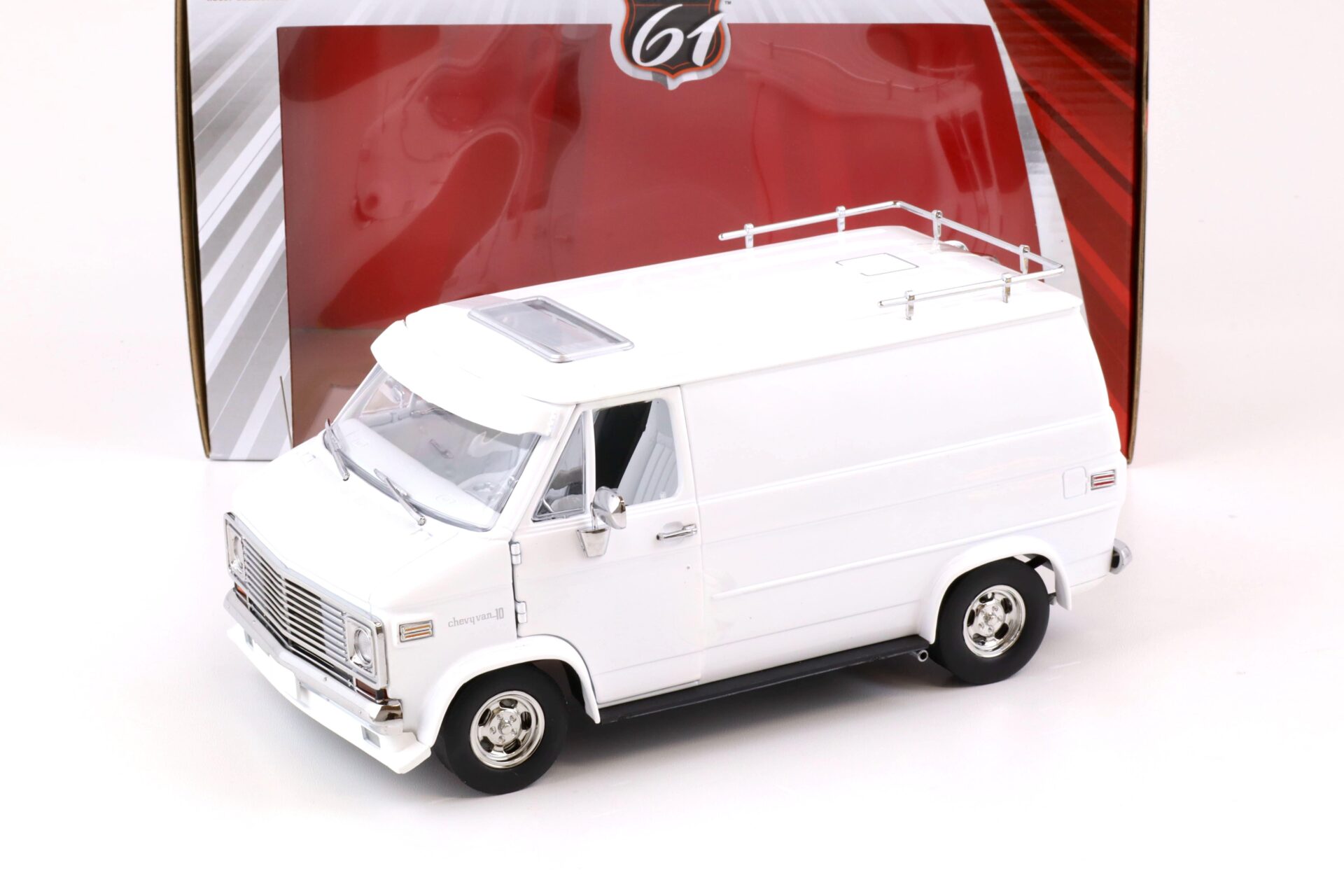 1:18 Highway61 Chevrolet G-Series VAN 1976 white with Ladder roof rack