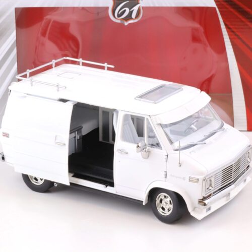 1:18 Highway61 Chevrolet G-Series VAN 1976 white with Ladder roof rack