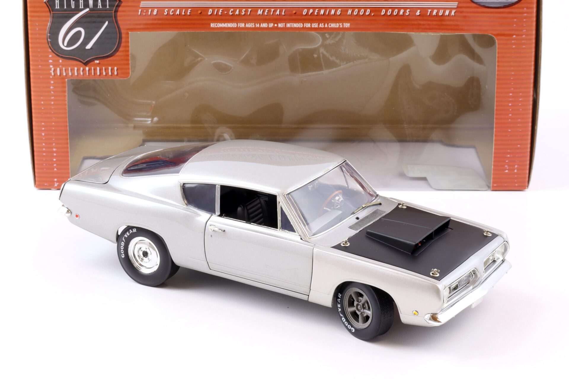 1:18 Highway61 1968 Plymouth Barracuda silver/ black 50314A