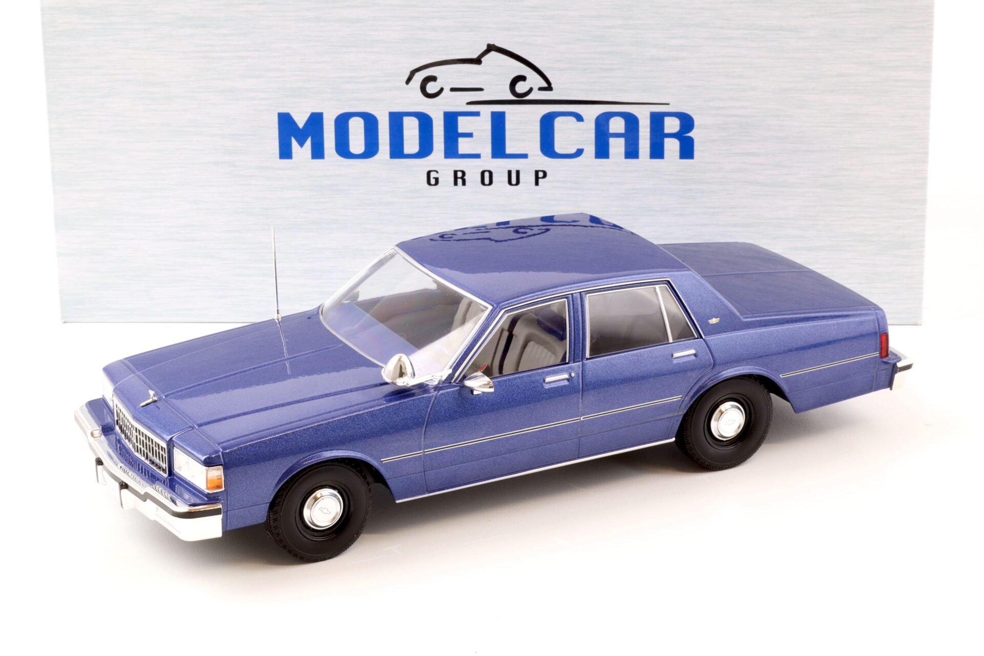 1:18 MCG Chevrolet Caprice FBI Police Car 1987 blue metallic