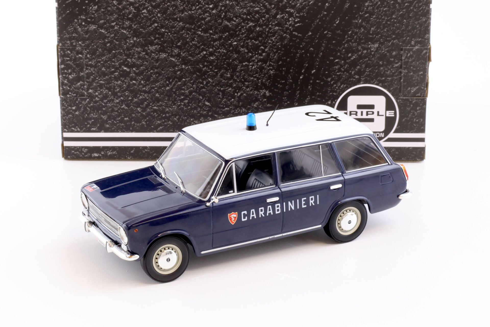 ID 72540 orig 1.jpg 1:18 Triple9 Fiat 124 Familiare Carabinieri dark blue/ white