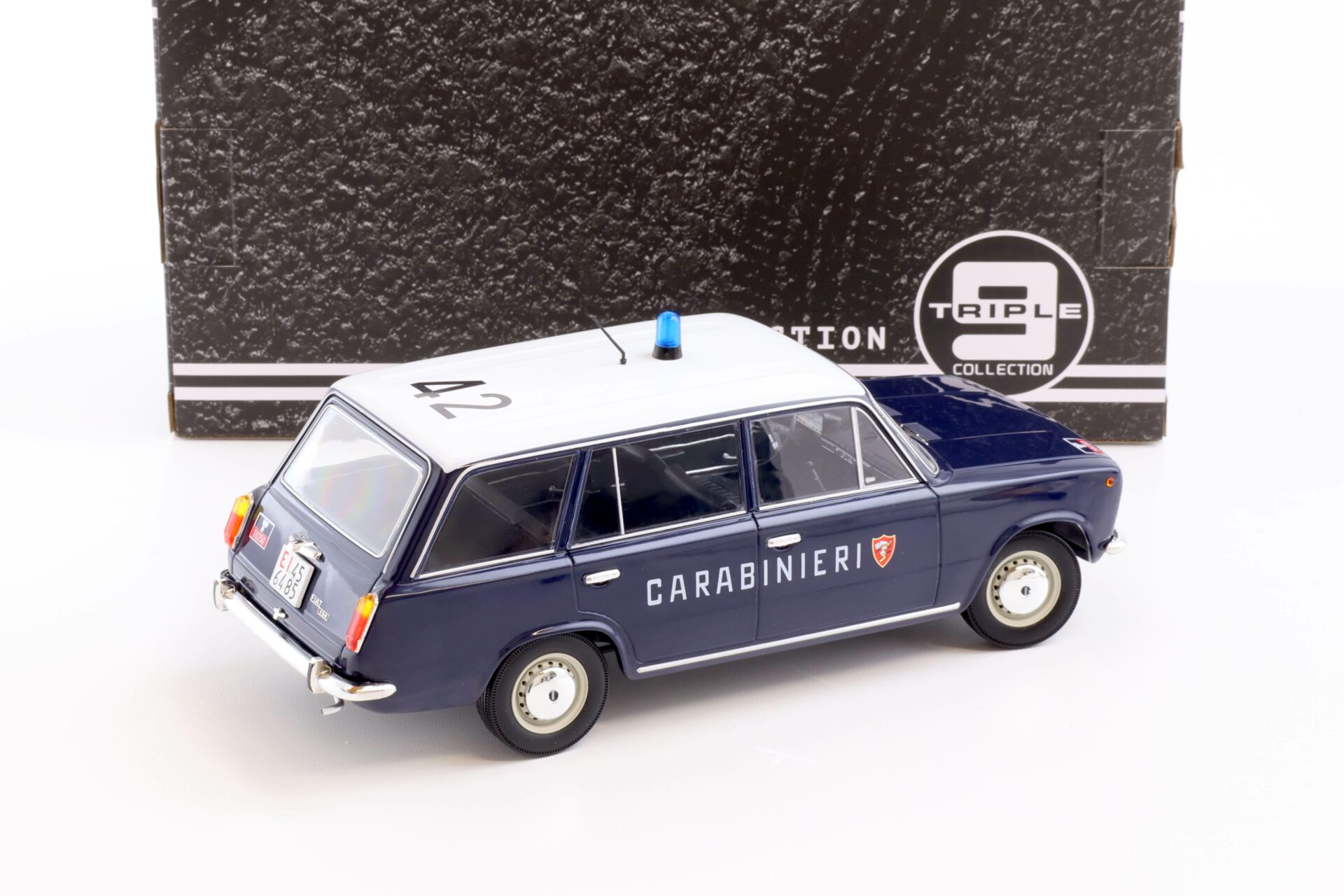 1:18 Triple9 Fiat 124 Familiare Carabinieri dark blue/ white