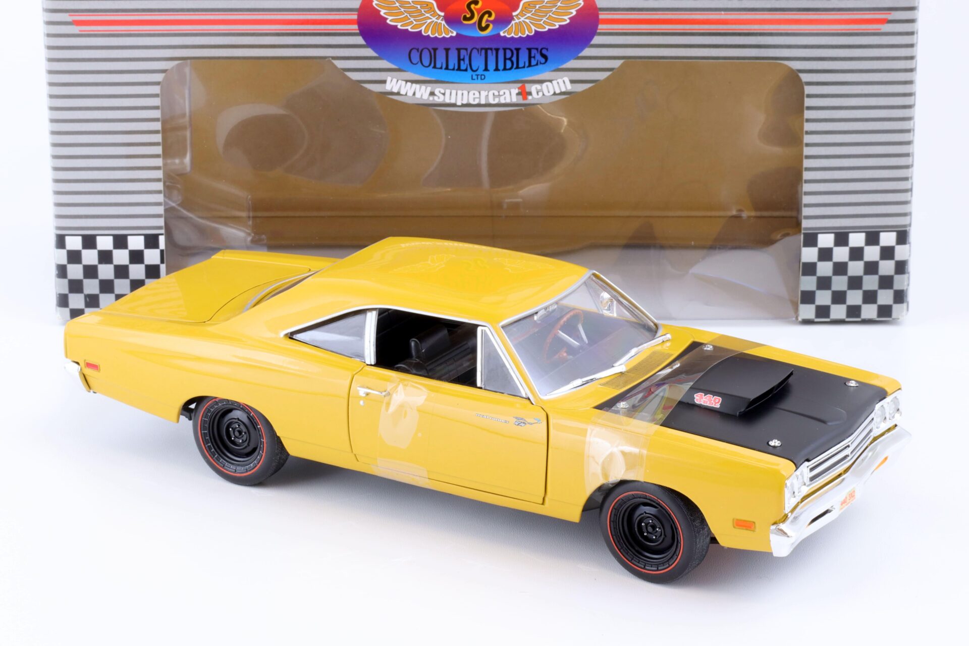 1:18 RC2 Supercar Collectibles 1969 1/2 Plymouth Roadrunner 440 6 BBL yellow/ black