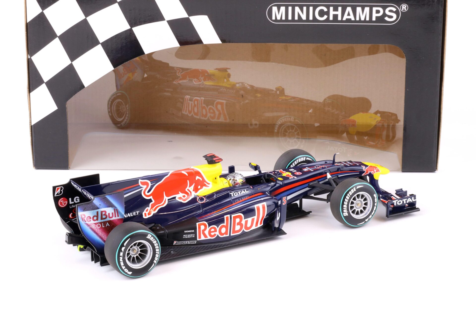 1:18 Minichamps Red Bull Racing RB6 S.Vettel Abu Dhabi GP 2010 World Champion