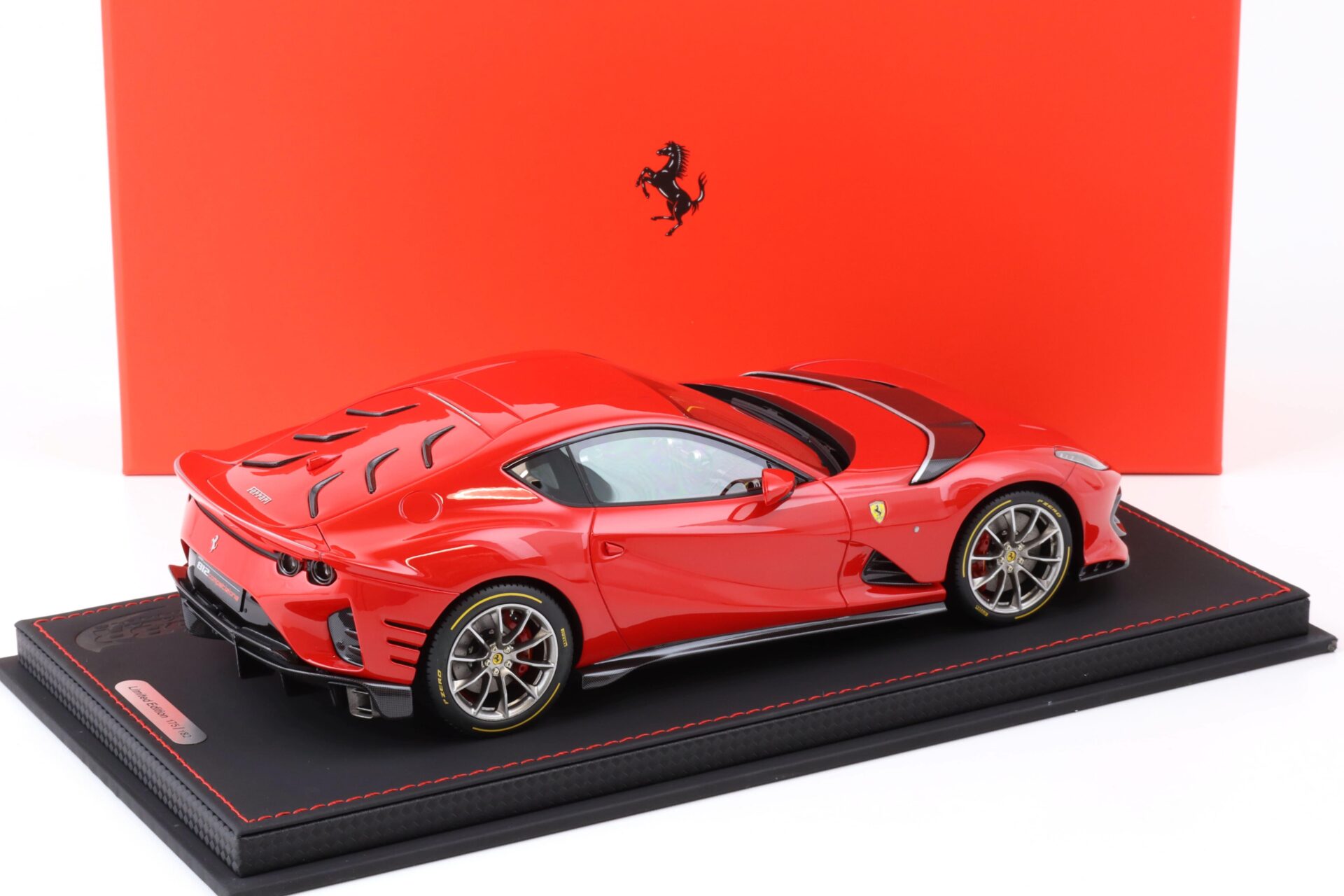 1:18 BBR Ferrari 812 Competizione 2021 Rosso Corsa 322 - Argento horiz. stripe with display