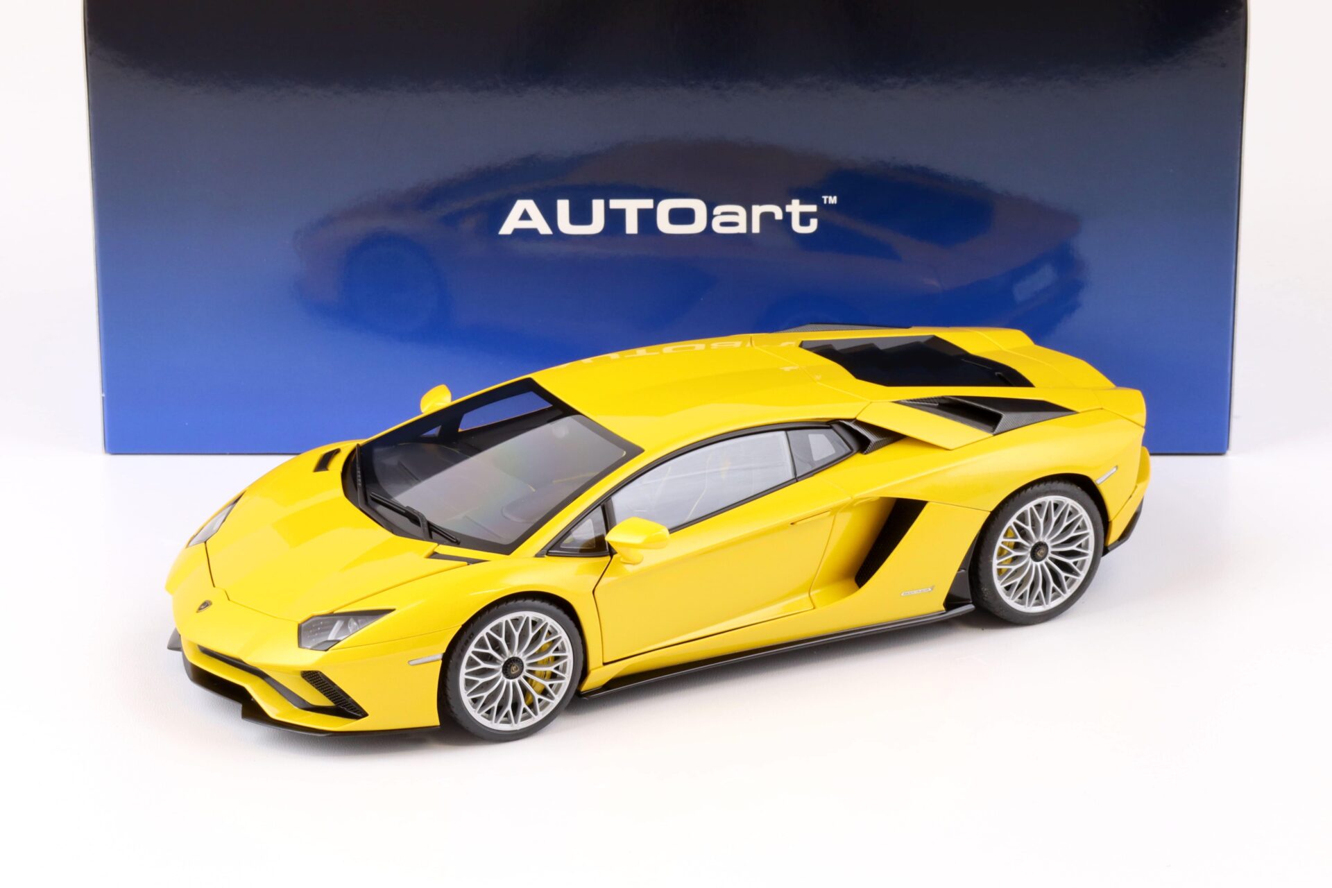 ID 73264 orig 1.jpg 1:18 AUTOart Lamborghini Aventador S Coupe 2017 New Giallo Orion/ yellow 79132