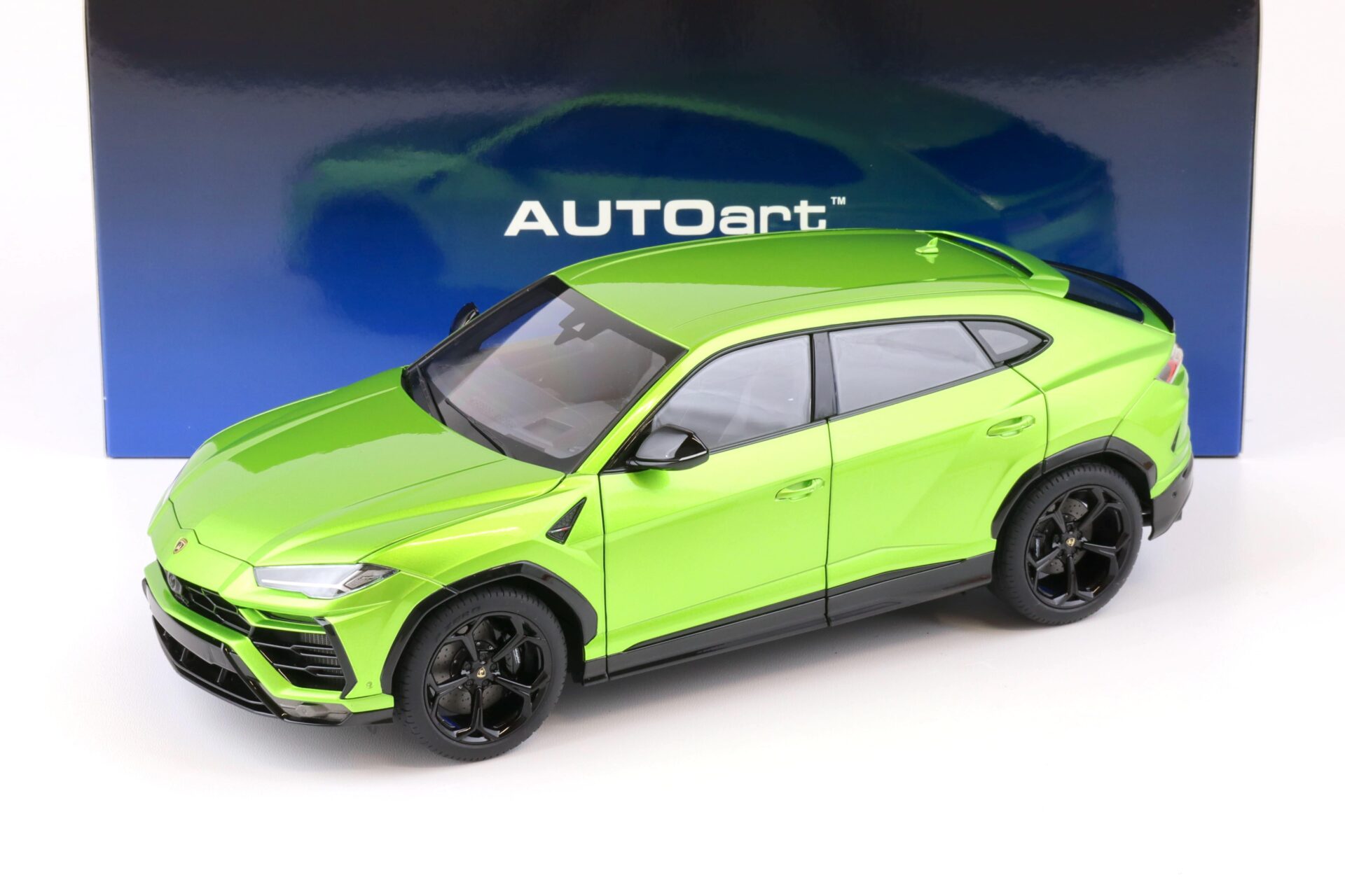 ID 73279 orig 1.jpg 1:18 AUTOart Lamborghini Urus 2018 Verde Selvans/ pearl green 79169
