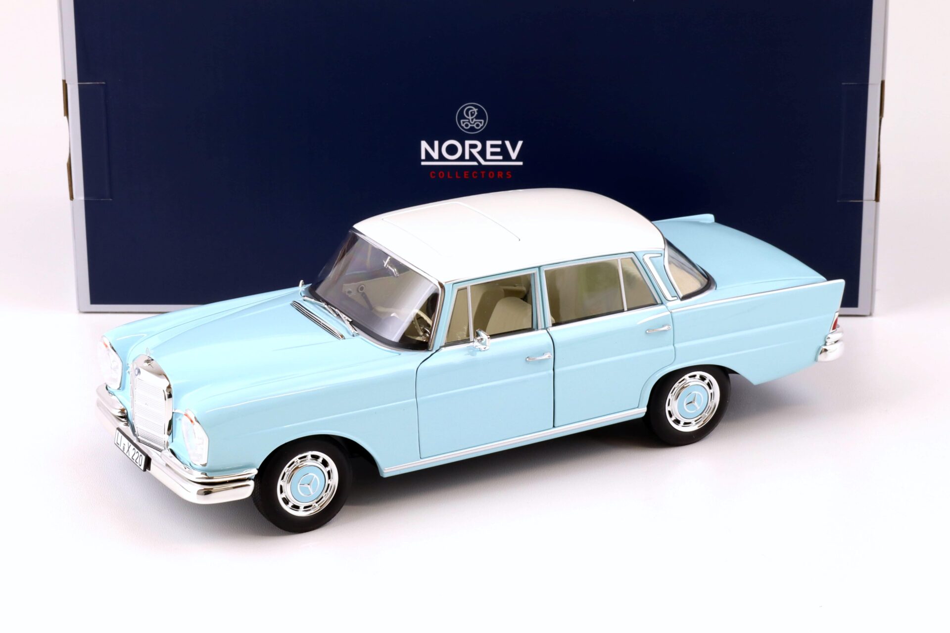 ID 73410 orig 1.jpg 1:18 Norev Mercedes-Benz 220S Heckflosse W111 light blue 1965
