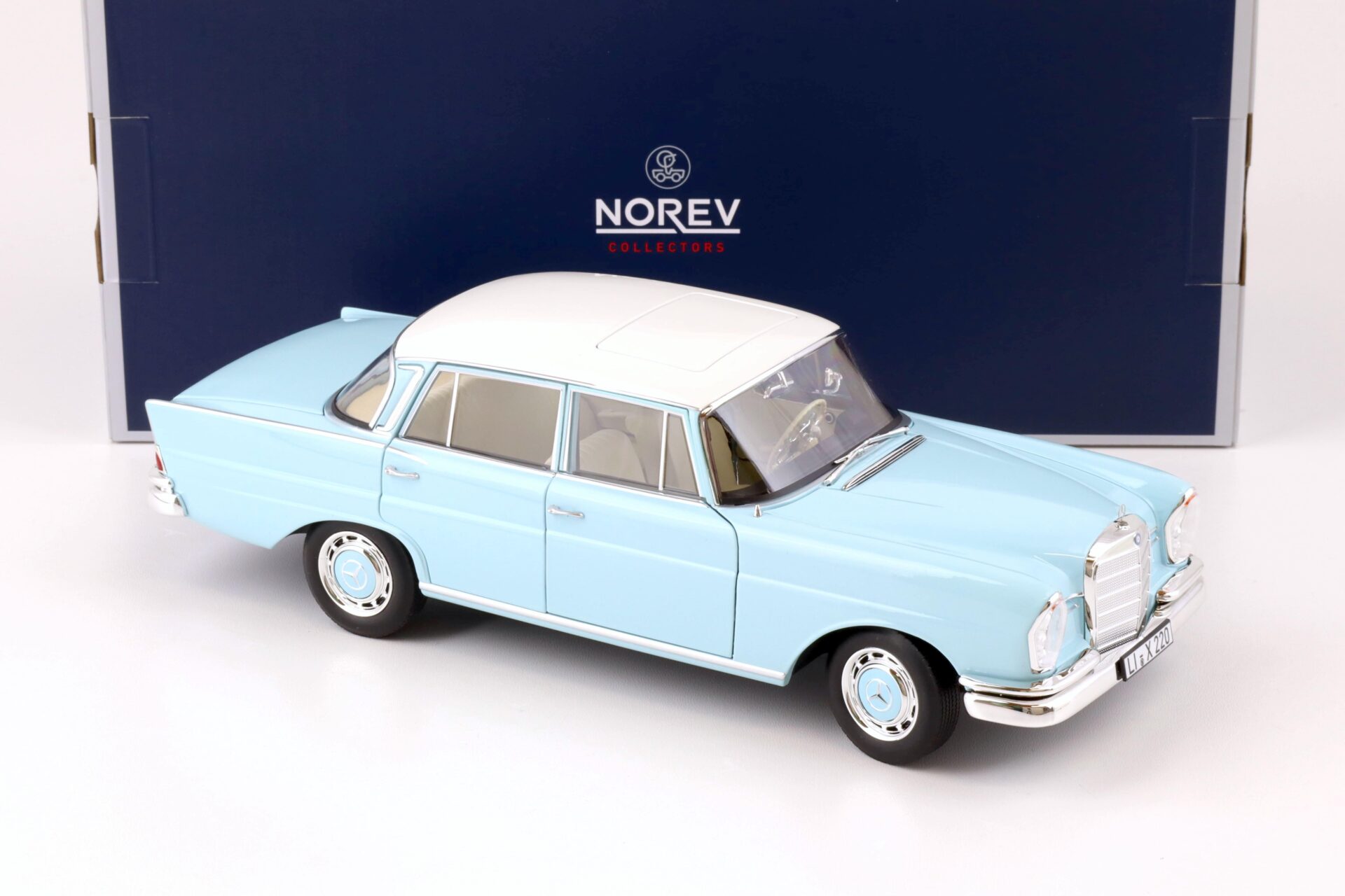 1:18 Norev Mercedes-Benz 220S Heckflosse W111 light blue 1965
