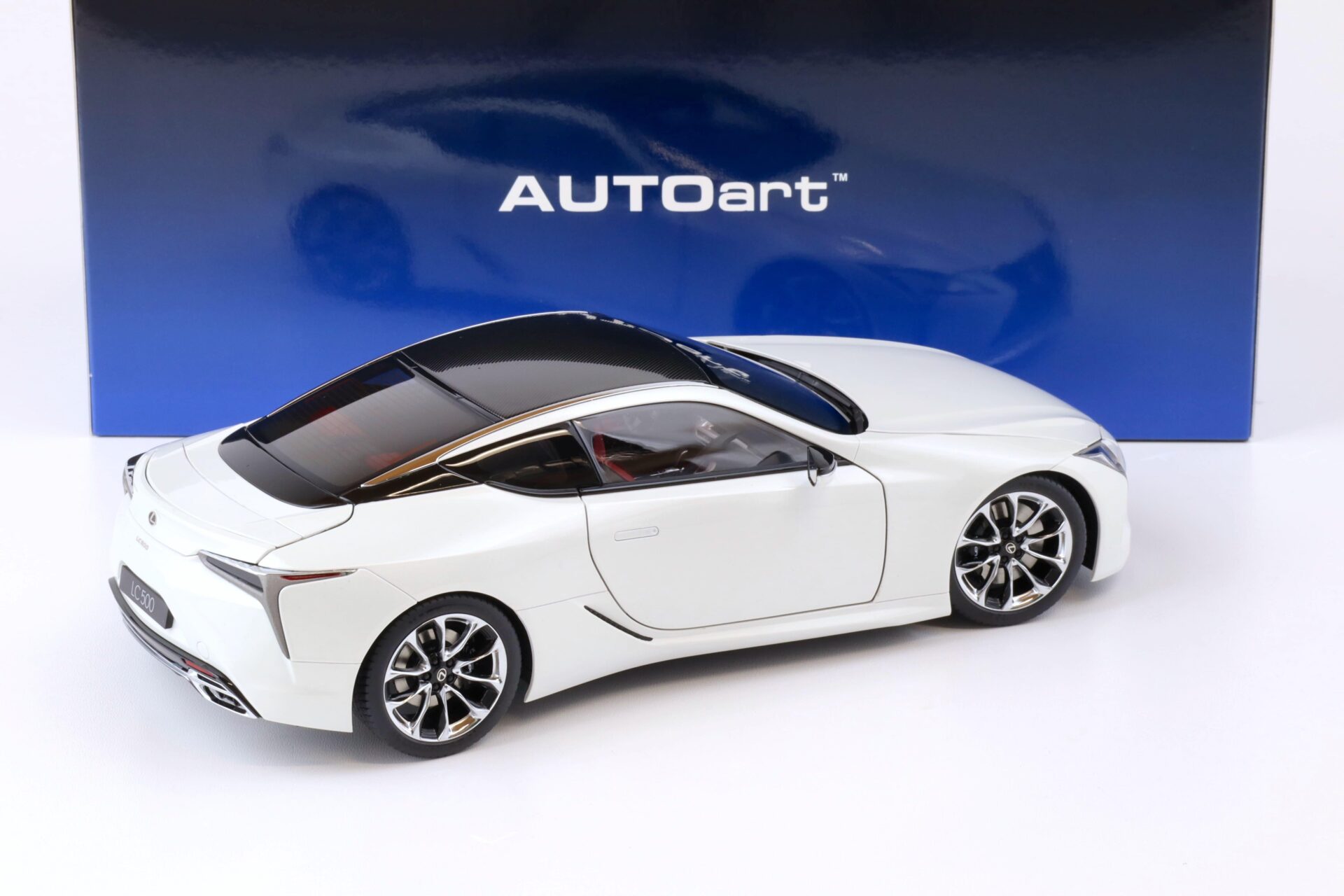 1:18 AUTOart Lexus LC500 Coupe metallic white/ dark rose interior 78872