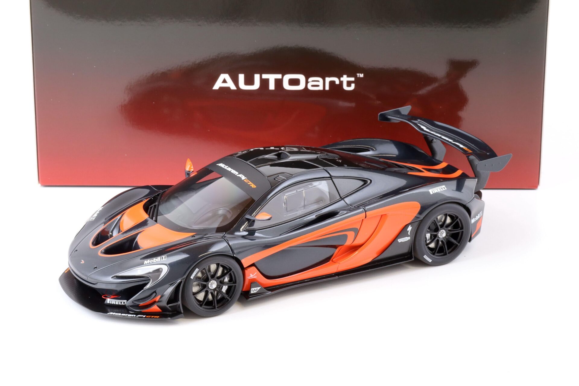 1:18 AUTOart McLAREN P1 GTR dark hyper silver/ red accents 81543