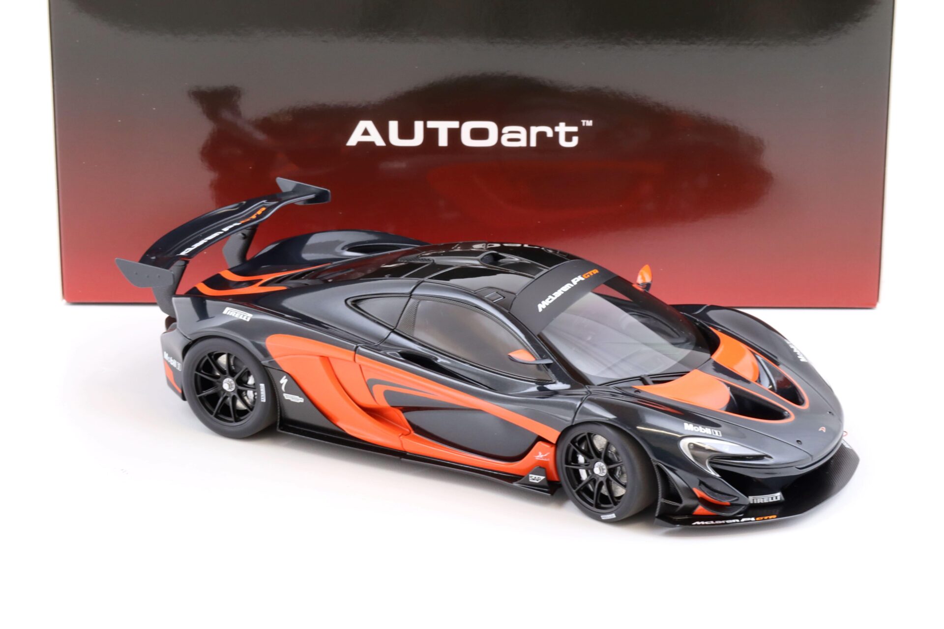 1:18 AUTOart McLAREN P1 GTR dark hyper silver/ red accents 81543