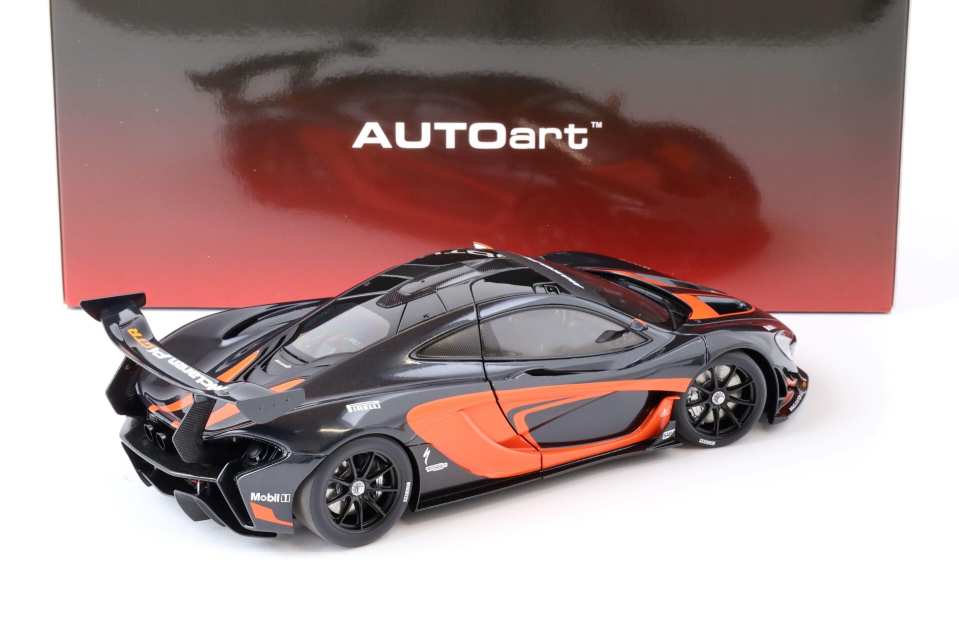 1:18 AUTOart McLAREN P1 GTR dark hyper silver/ red accents 81543