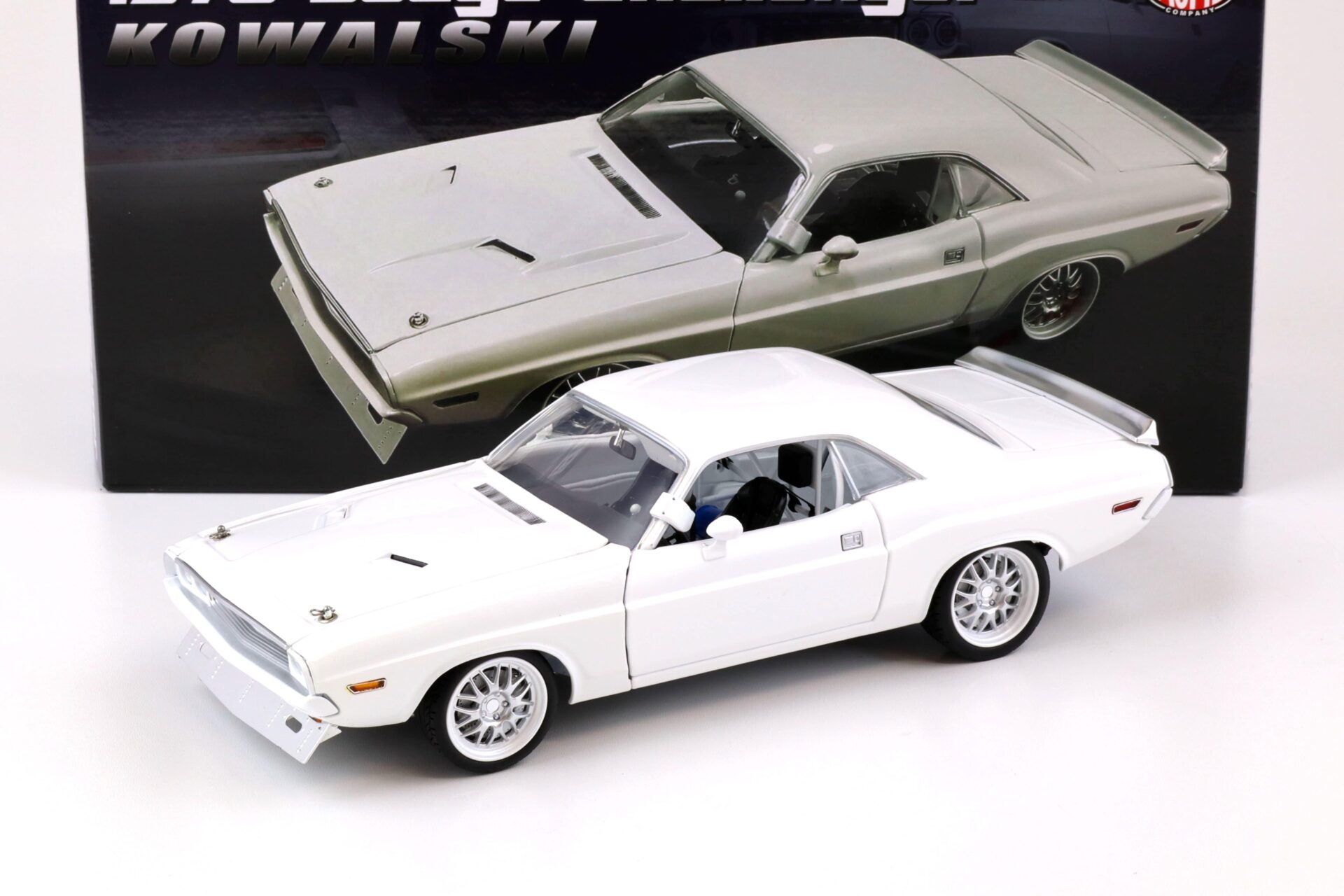 1:18 ACME 1970 Dodge Challenger Street Fighter KOWALSKI white A1806022
