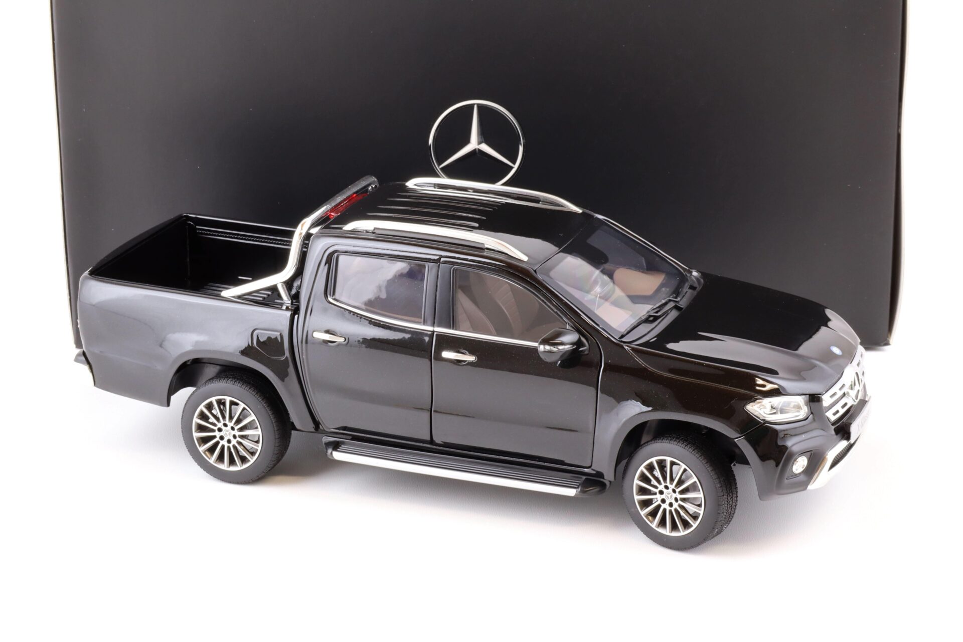1:18 Norev Mercedes X-Klasse BR470 kabara black DEALER VERSION