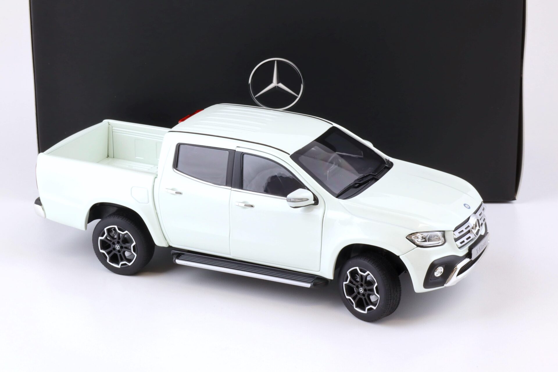 1:18 Norev Mercedes X-Klasse BR470 bering white DEALER VERSION