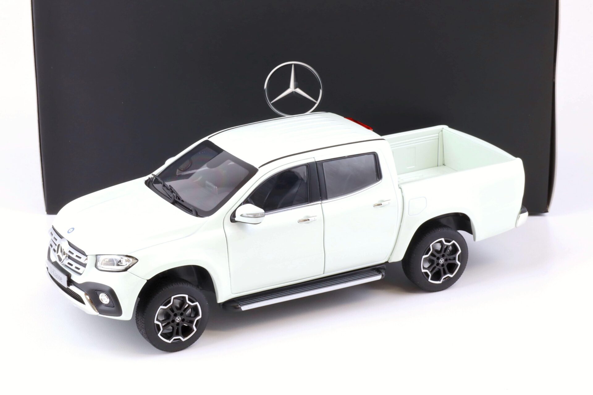 ID 73750 orig.jpg 1:18 Norev Mercedes X-Klasse BR470 bering white DEALER VERSION