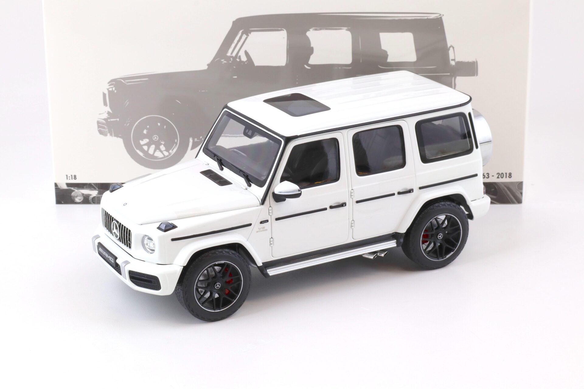 1:18 Minichamps Mercedes G63 AMG 2018 white 110037065