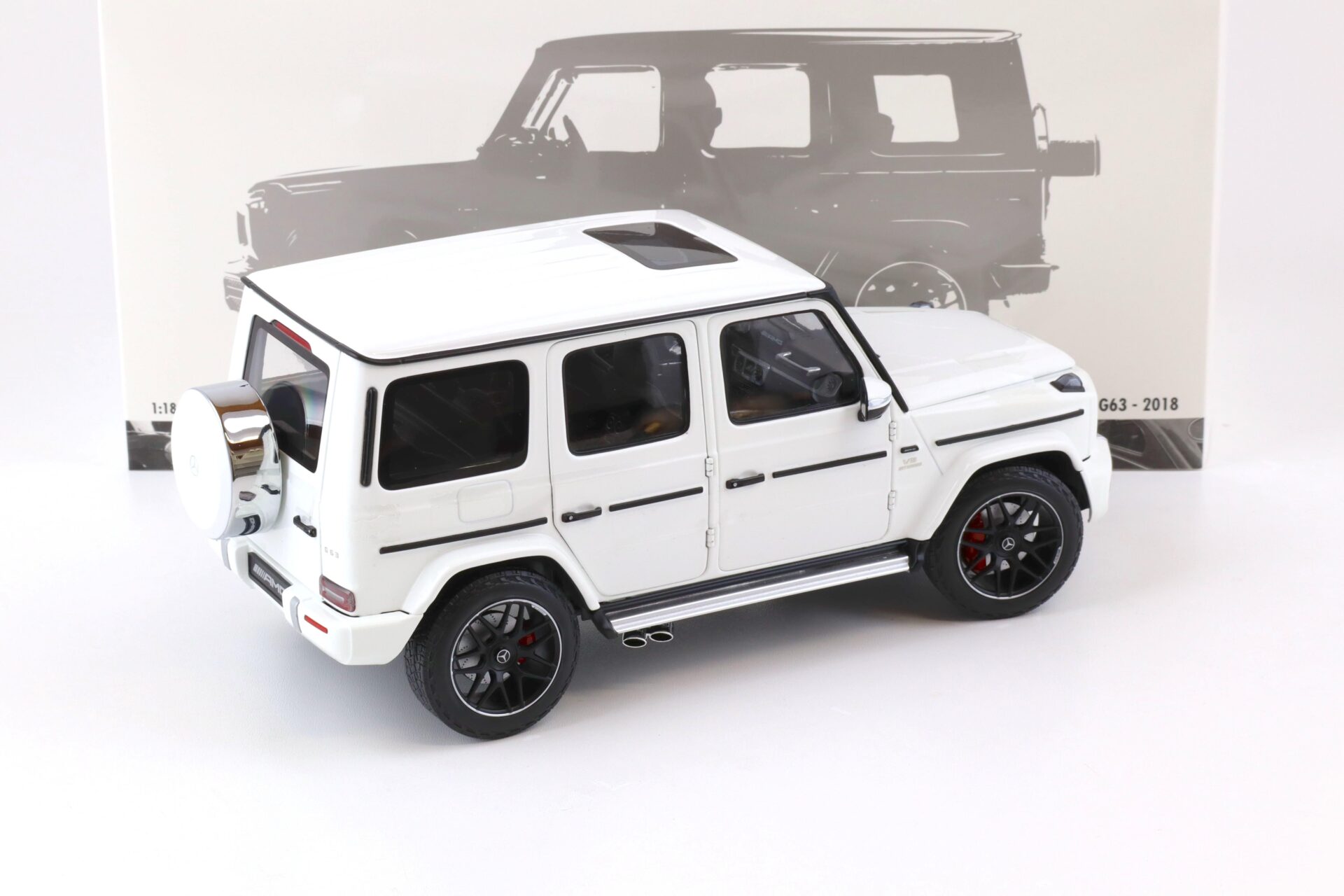 1:18 Minichamps Mercedes G63 AMG 2018 white 110037065