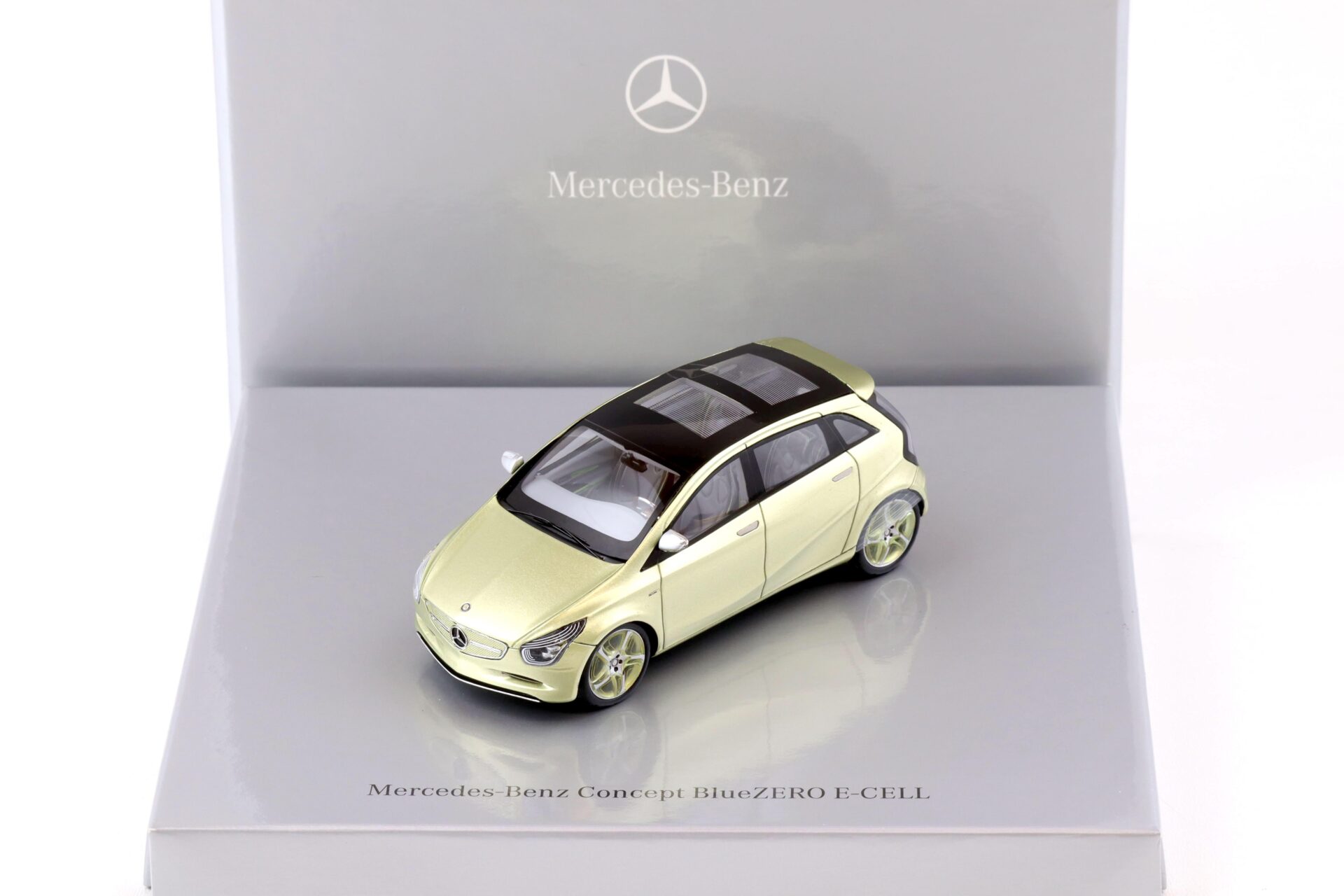 ID 74646 orig.jpg 1:43 Spark Mercedes Concept BlueZERO E-CELL Heliodur green DEALER VERSION