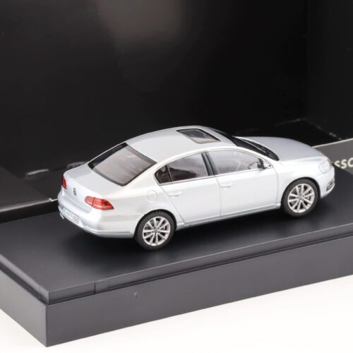 1:43 Schuco VW Passat B7 Limousine silver metallic DEALER VERSION