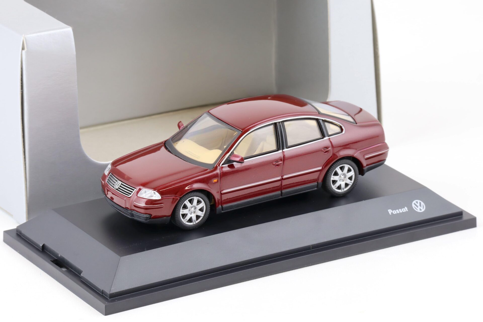 ID 74658 orig 1.jpg 1:43 Schuco VW Passat V6 Limousine B5 dark red DEALER VERSION