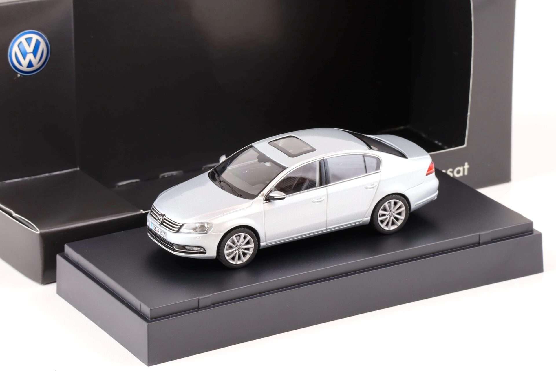 1:43 Schuco VW Passat B7 Limousine silver metallic DEALER VERSION