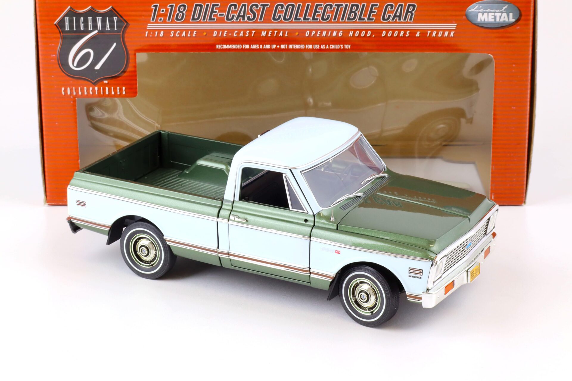 1:18 Highway61 Chevrolet Fleetside Pickup 1972 green metallic/ white 50815