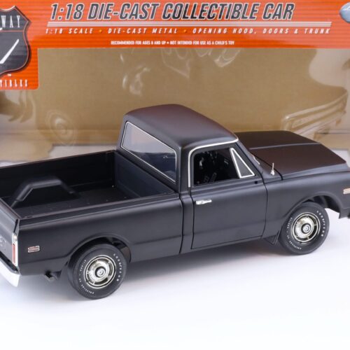1:18 Highway61 Chevrolet Fleetside Pickup matt black 50878