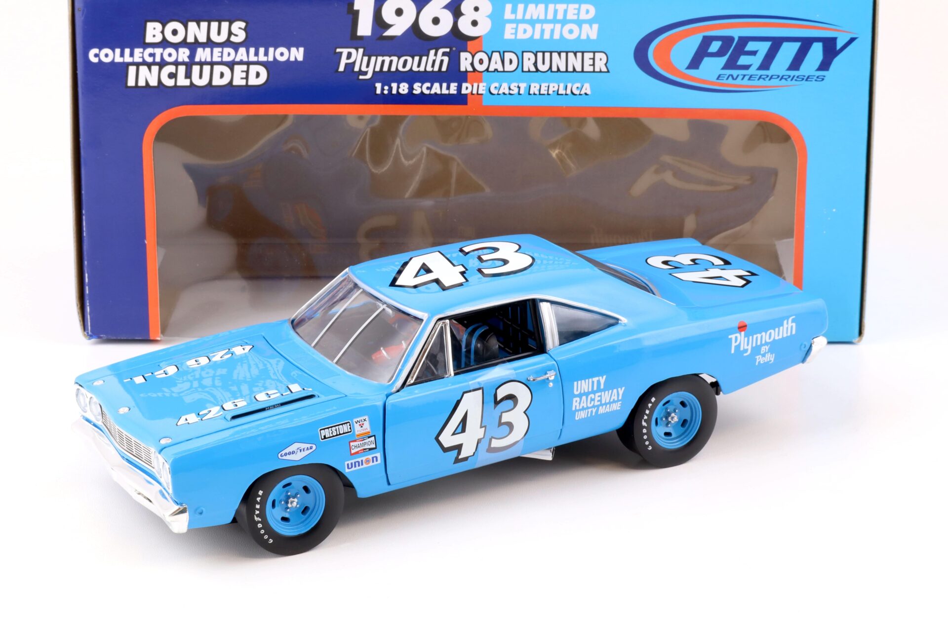 ID 74744 orig.jpg 1:18 ERTL 1968 Plymouth Road Runner #43 Petty Enterprises blue