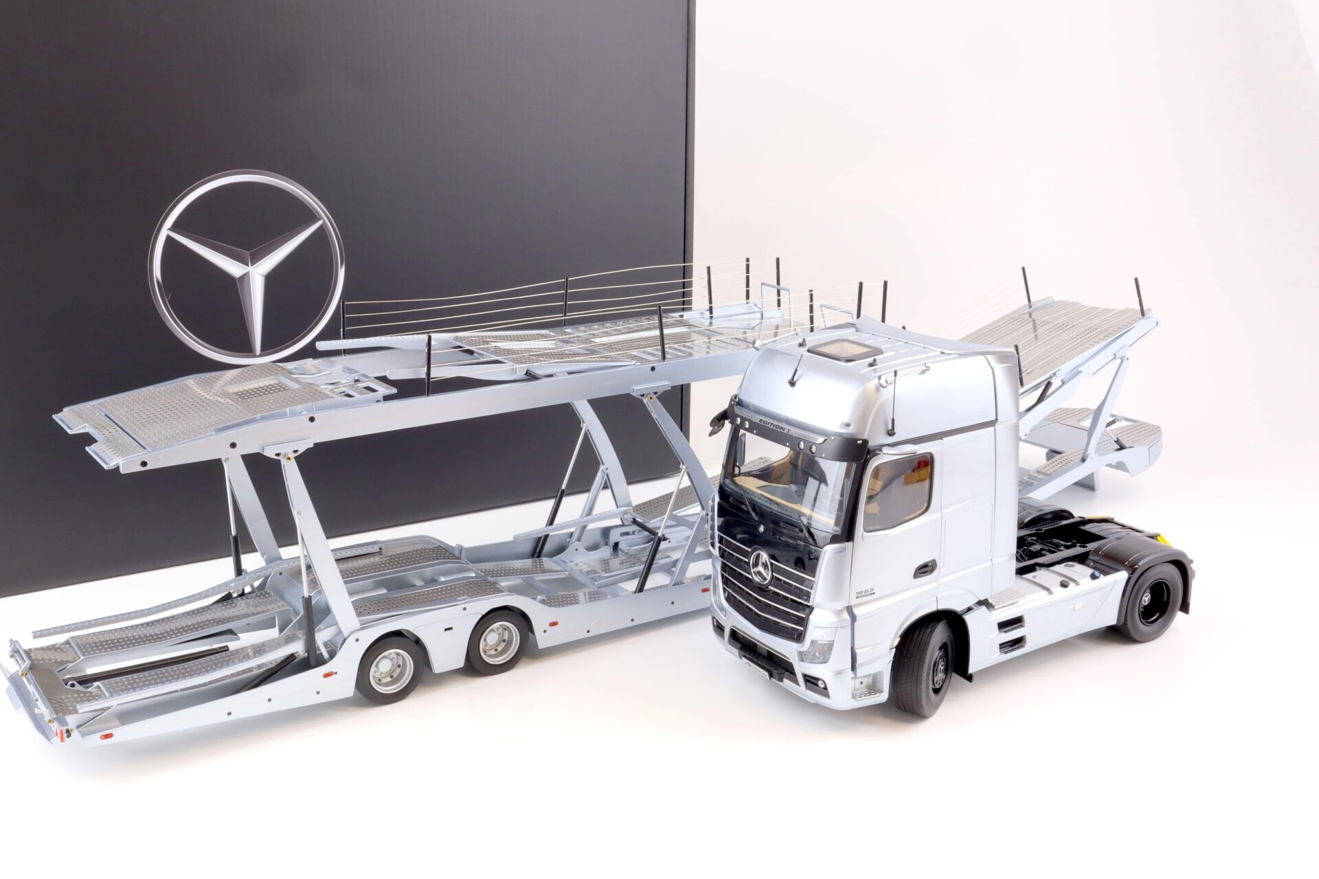 1:18 NZG Mercedes Actros Autotransporter LKW Edition 1 silver DEALER VERSION
