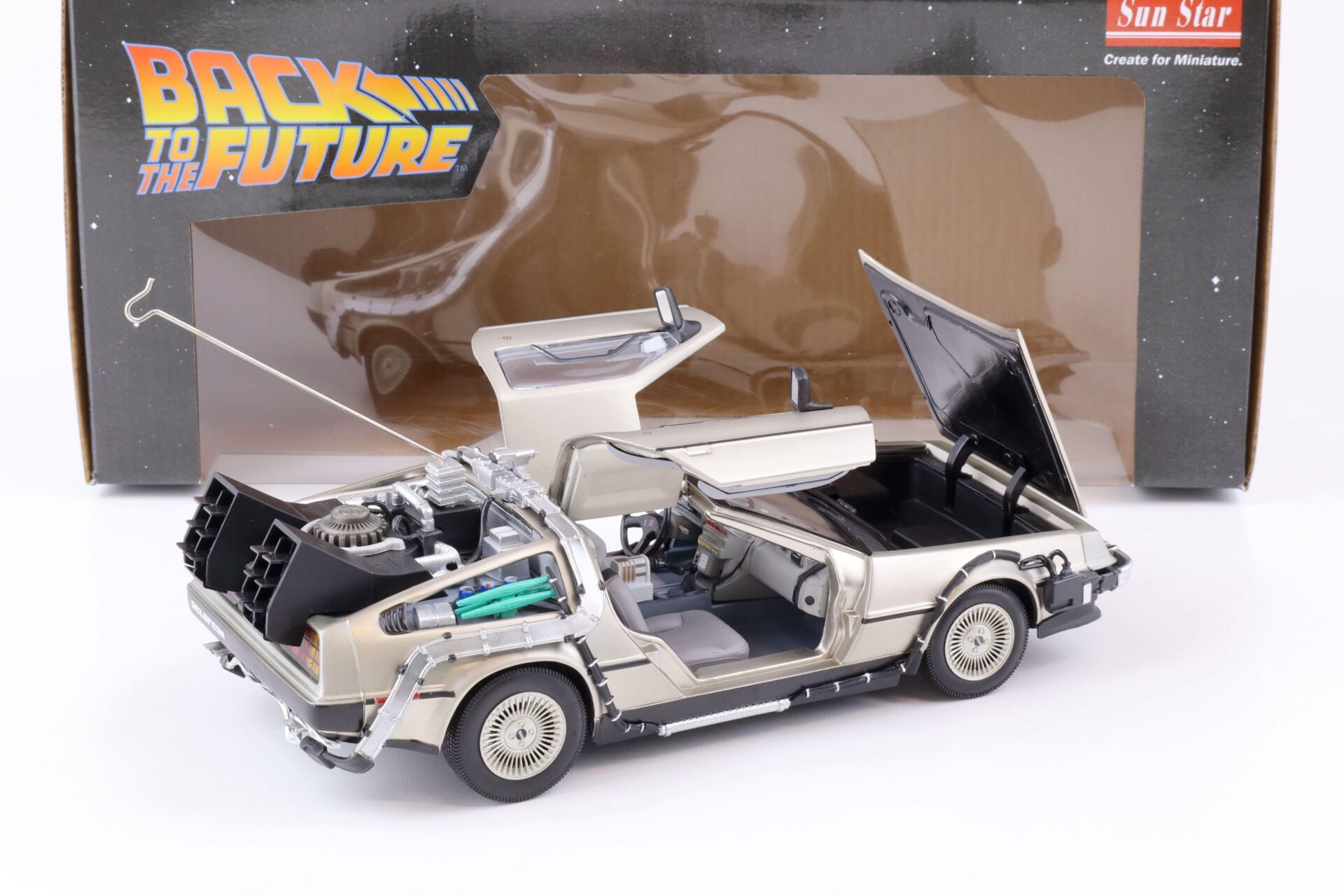 1:18 Sun Star 1983 Delorean DMC-12 Time Machine Back to the Future 1