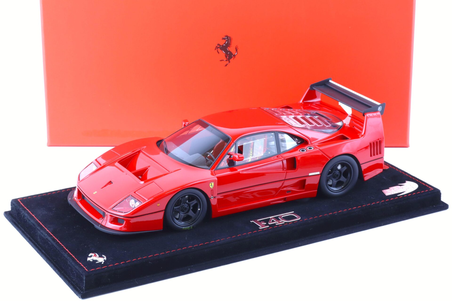 ID 75115 orig 1.jpg 1:18 BBR Ferrari F40 LM Rosso Corsa 322 red with display - Limited Edition 200 pcs.