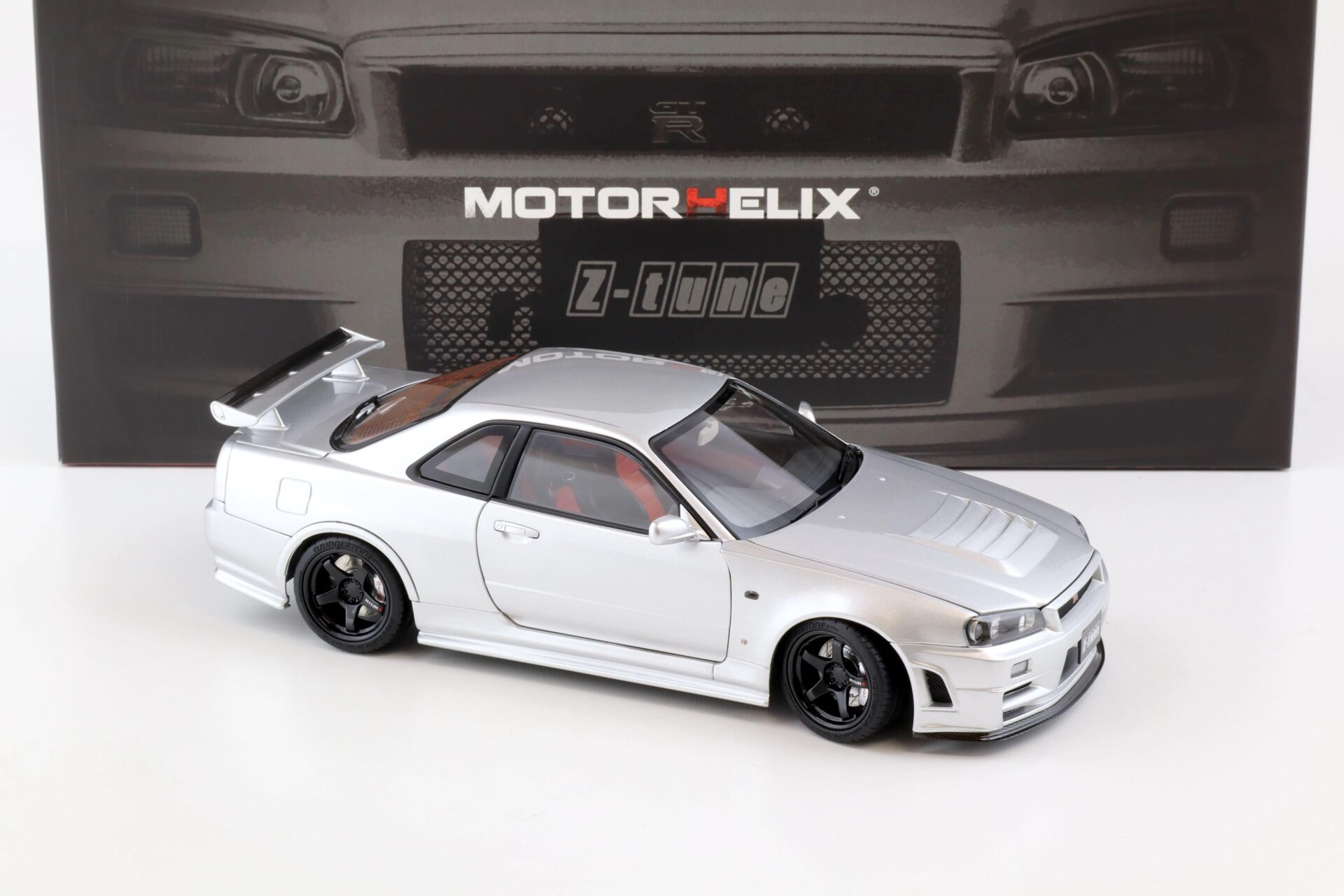 1:18 Motorhelix Nissan Skyline GT-R (R34) Z-Tune Nismo silver + engine M83404